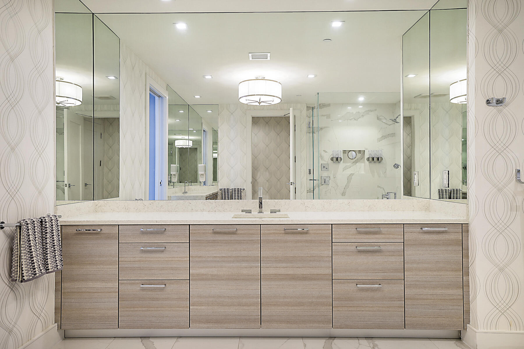 ELEGANT BATHROOM