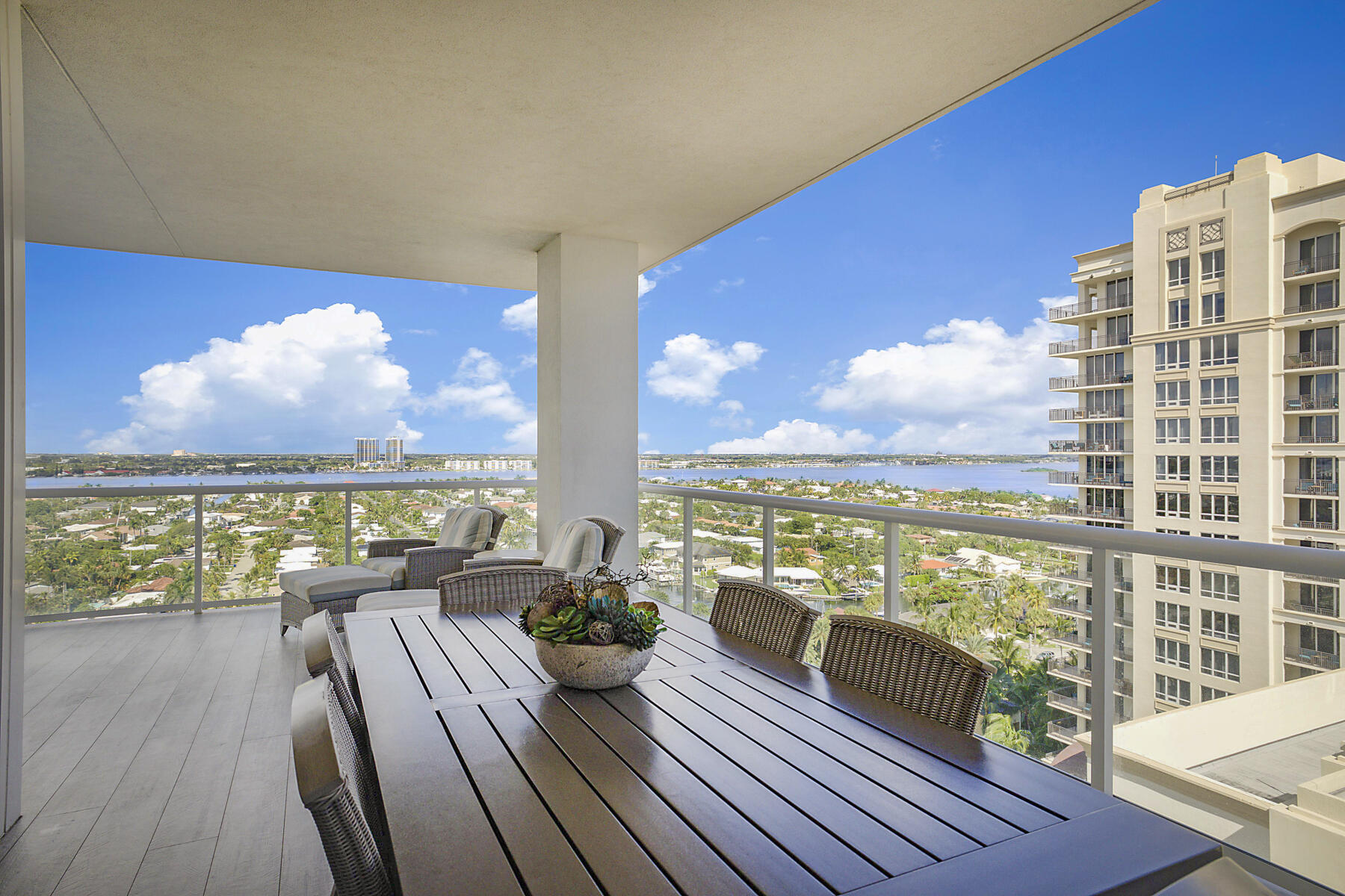 EXTRA LARGE OUTDOOR LIVING SPACE