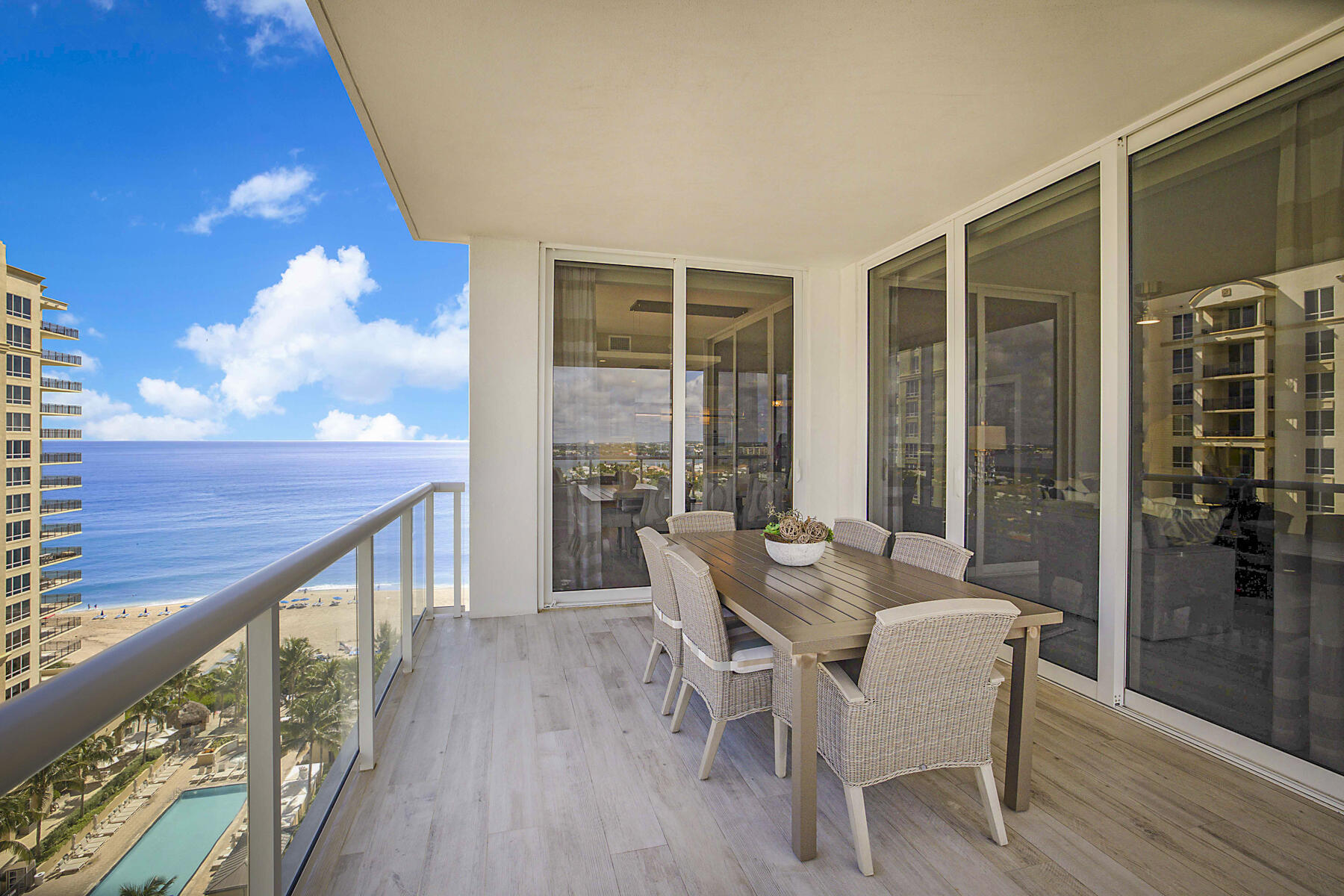 EXTRA LARGE - WRAPAROUND BALCONY