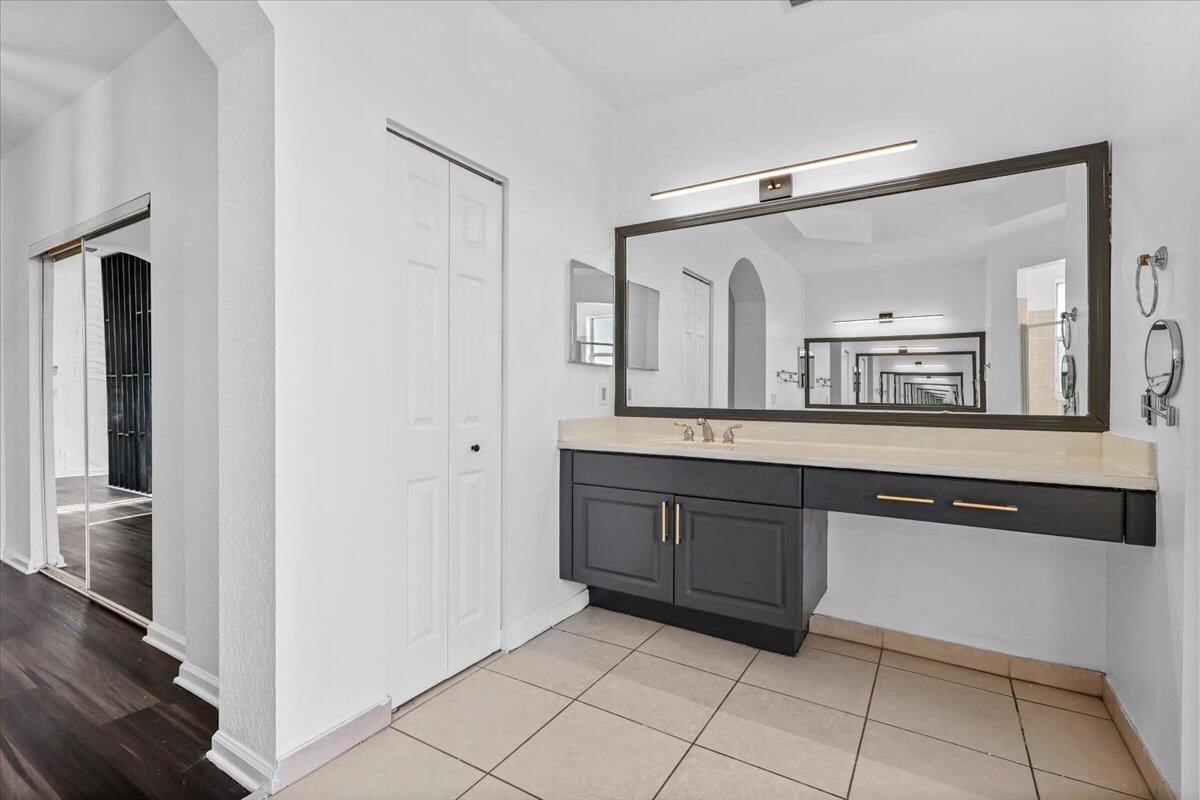 EN-SUITE BATHROOM IN MAIN MASTER SUITE ON SECOND FLOOR