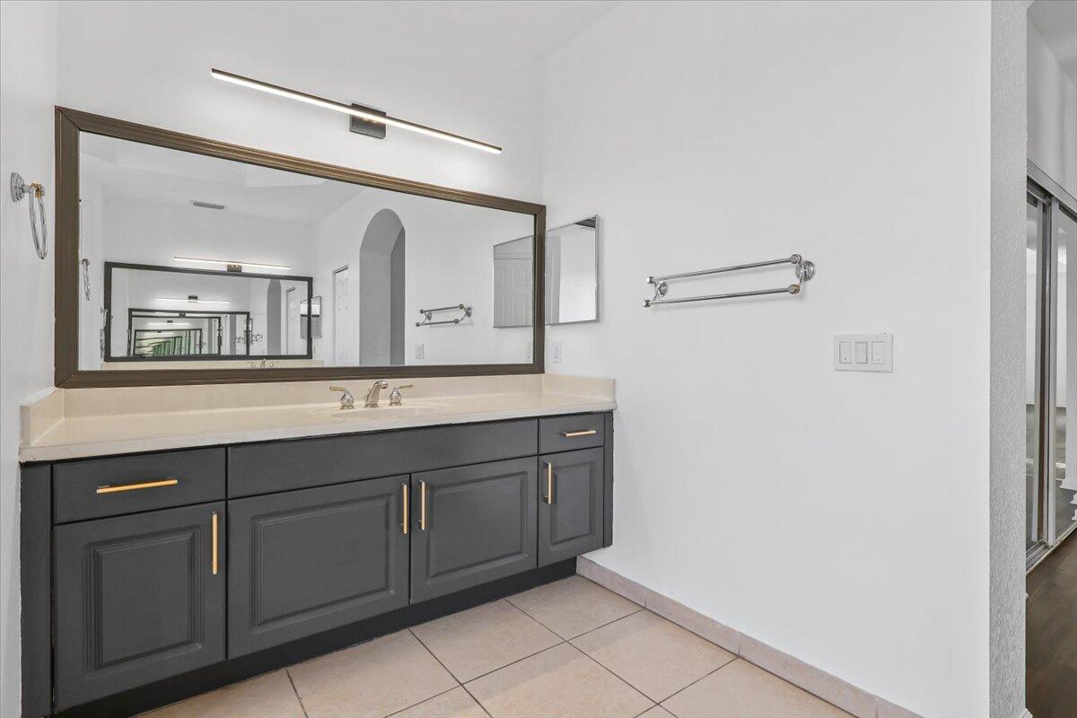 EN-SUITE BATHROOM IN MAIN MASTER SUITE ON SECOND FLOOR