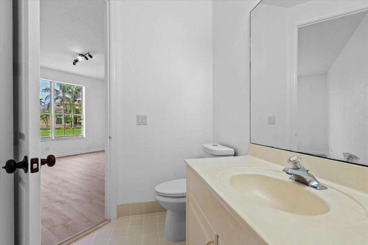 FIRST FLOOR FULL BATHROOM