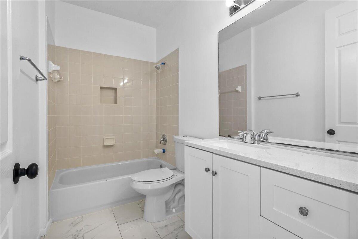 BATHROOM IN HALLWAY IN SECOND FLOOR