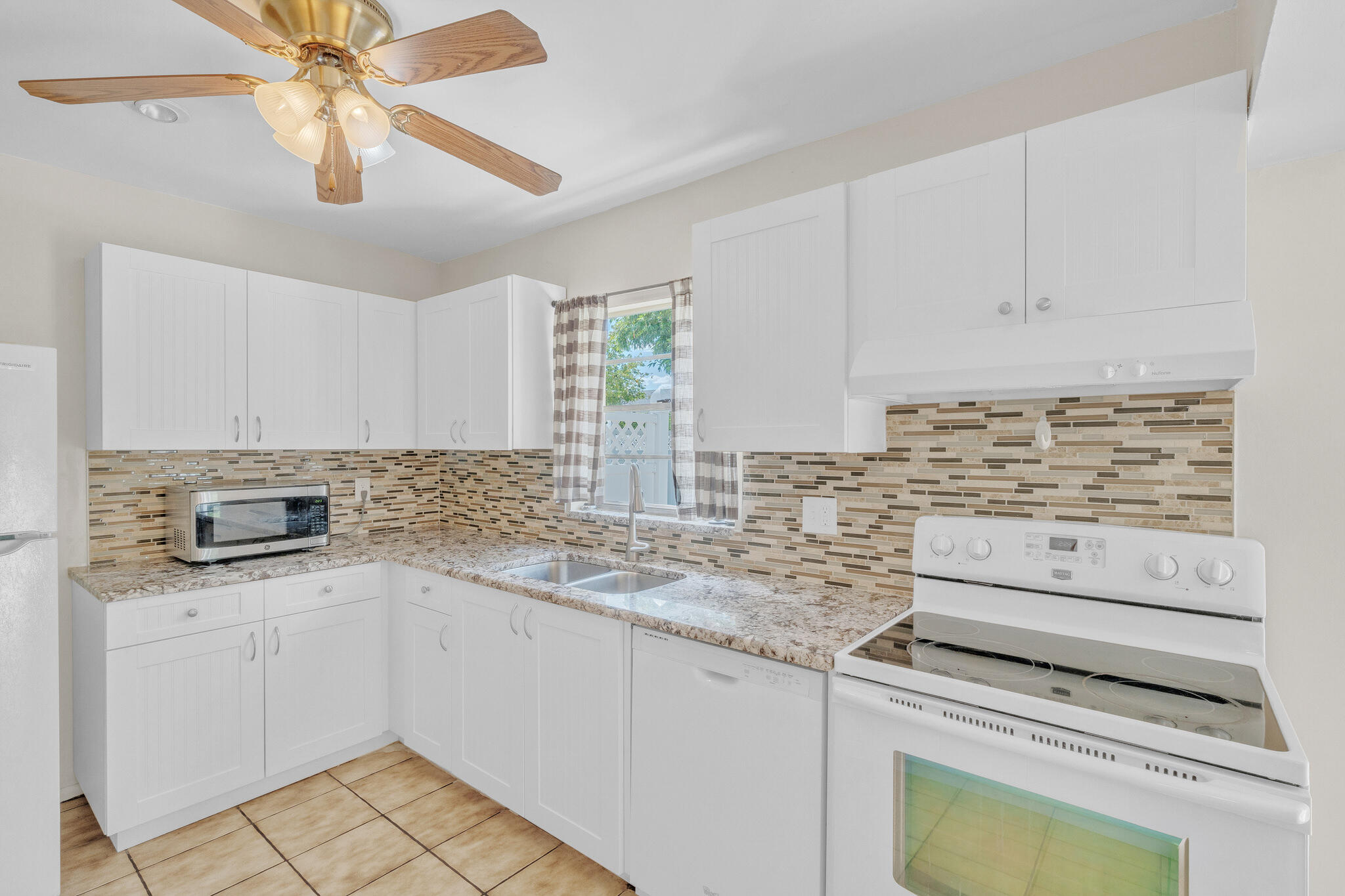 6 Kitchen (2)