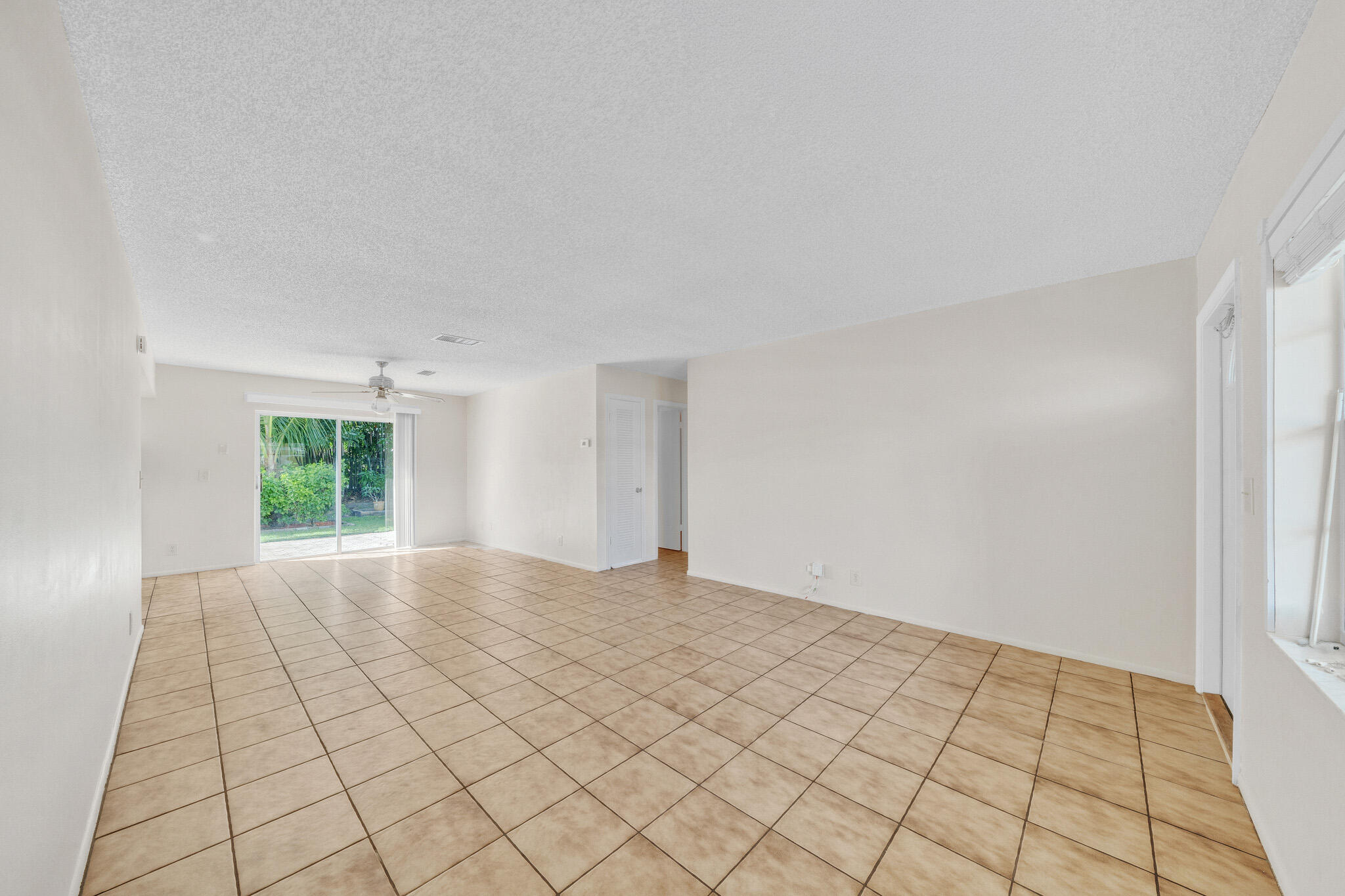 4 Living Area 4 Living Area