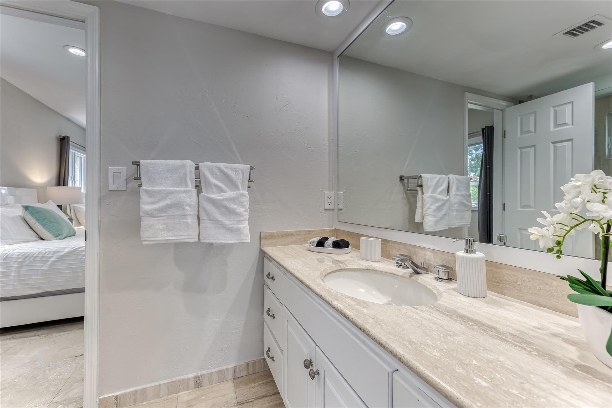 Jack n Jill Bathroom Between Bedroom 4 & 5