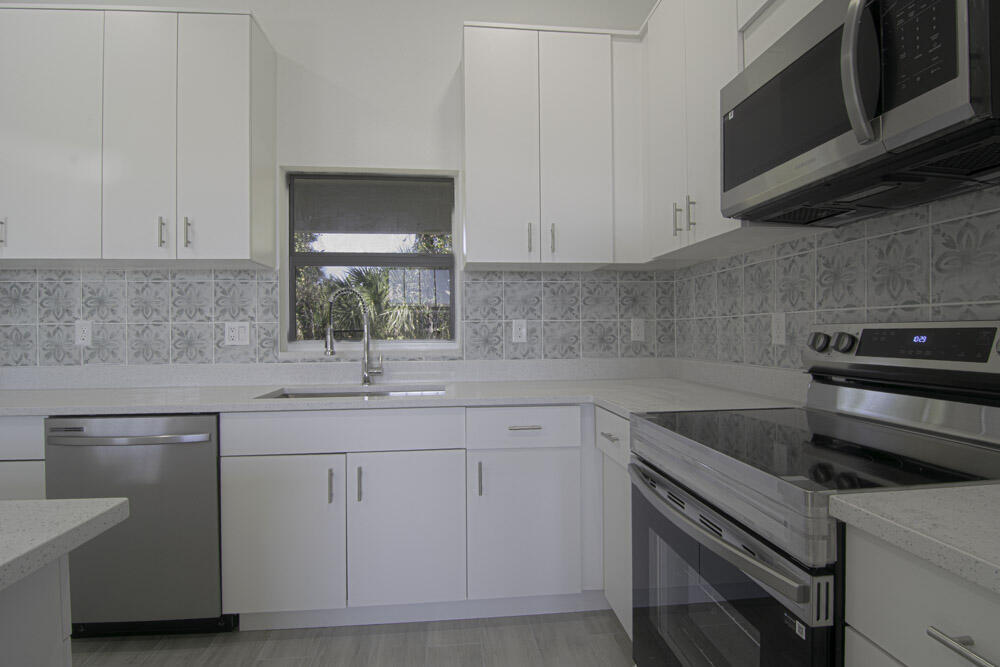 Kitchen Appliances & Cabinets