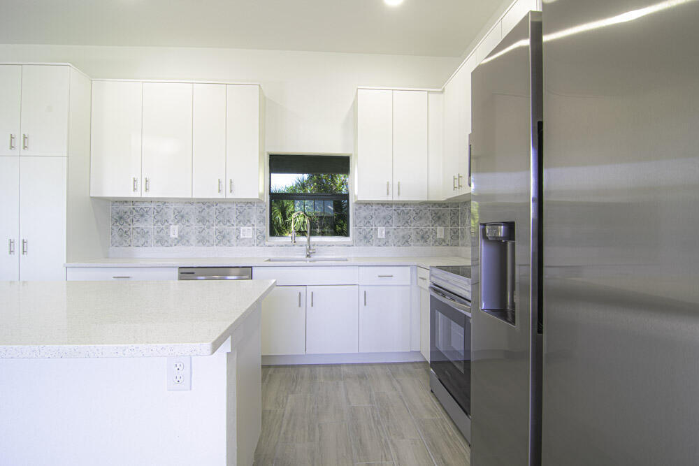 Bright Kitchen & Island