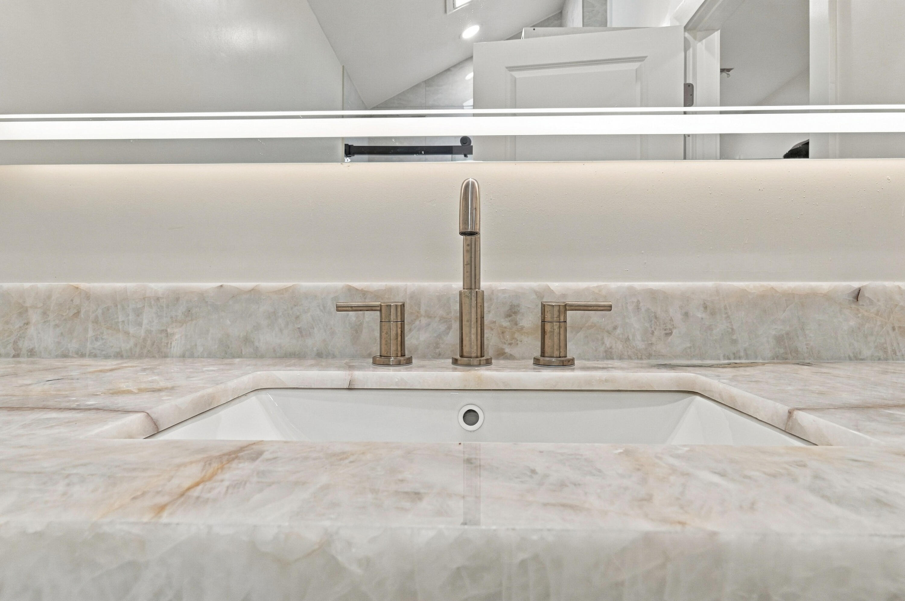 crystallo quartzite countertop