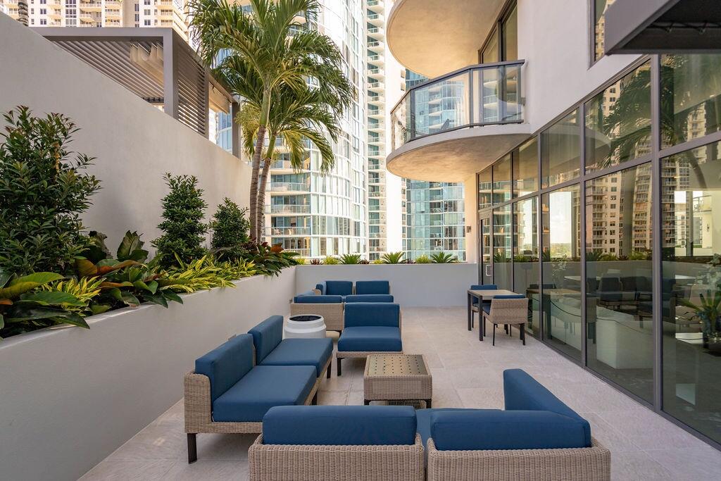 30 Outdoor Lounge, Natural Light