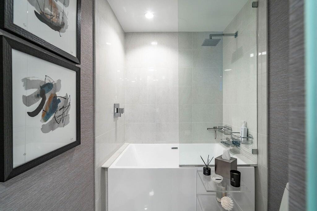 21 Second Bath with Garden Tub, Natural