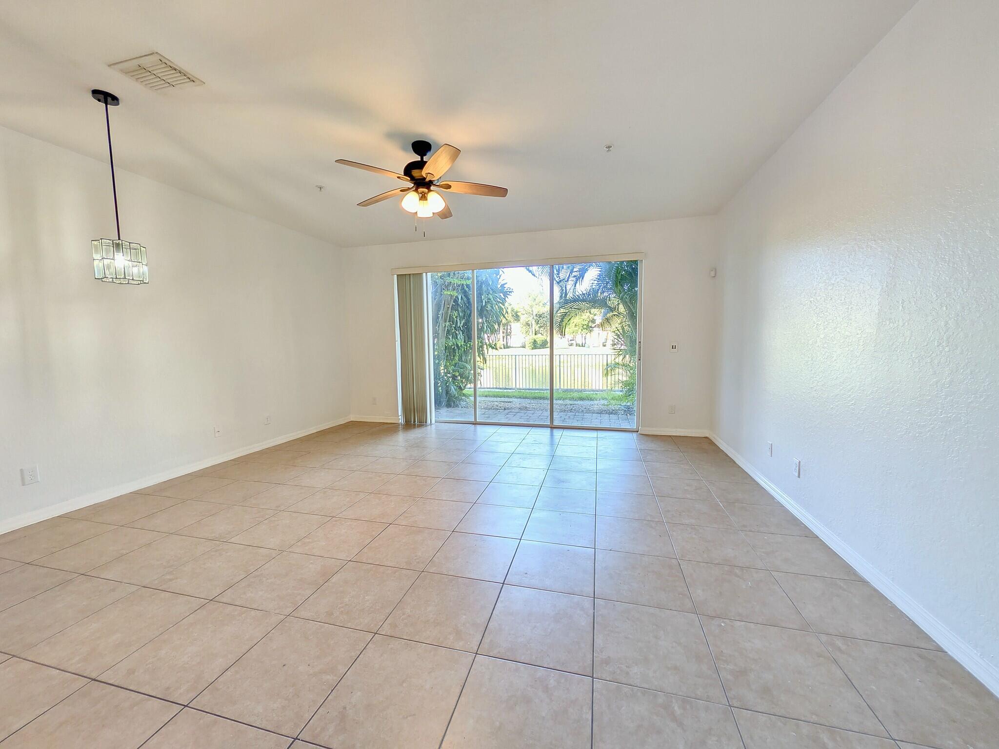 03_05_living_room_slider 03_05_living_room_slider