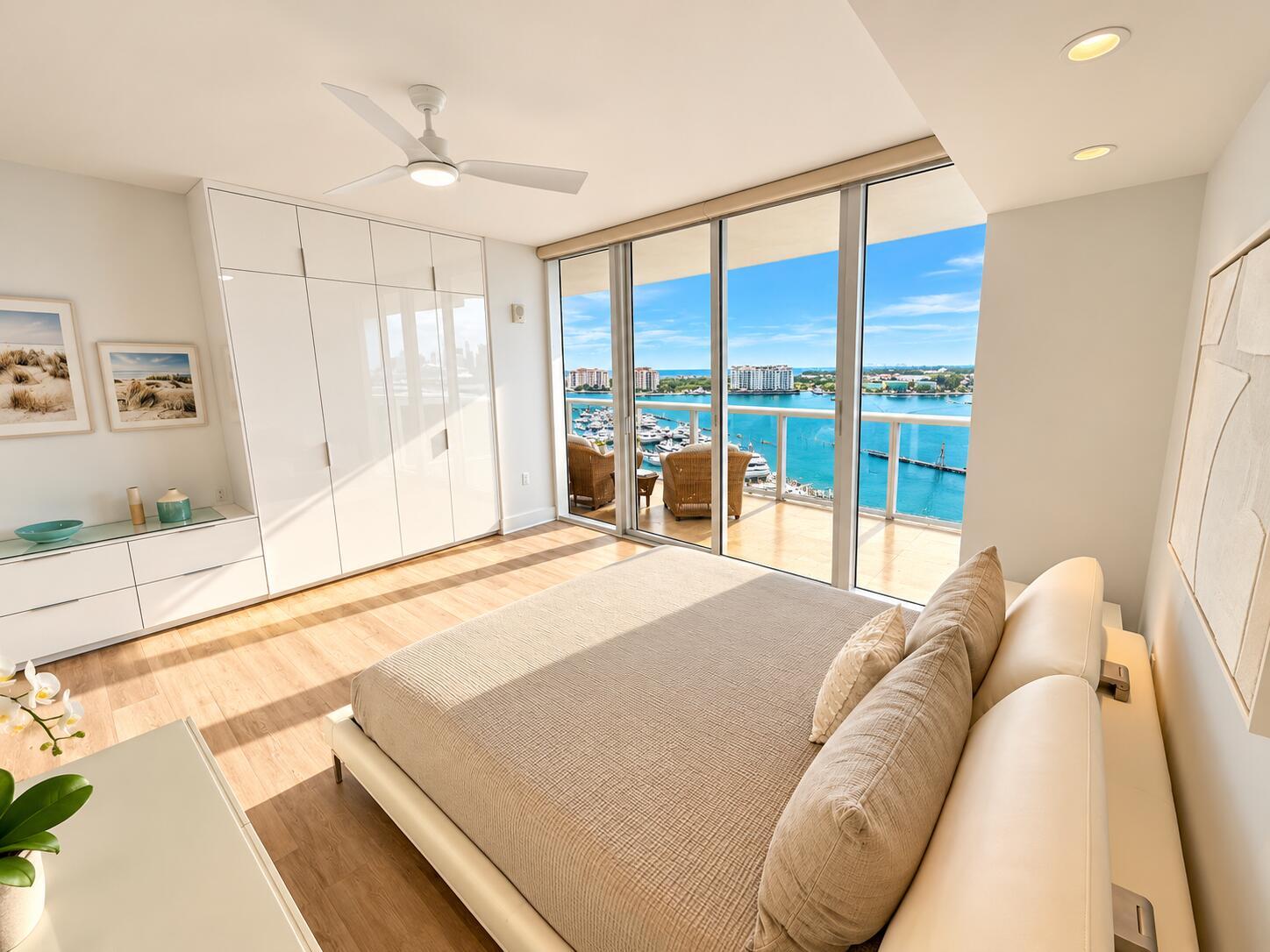 Bedroom primary Overlooking the Marina