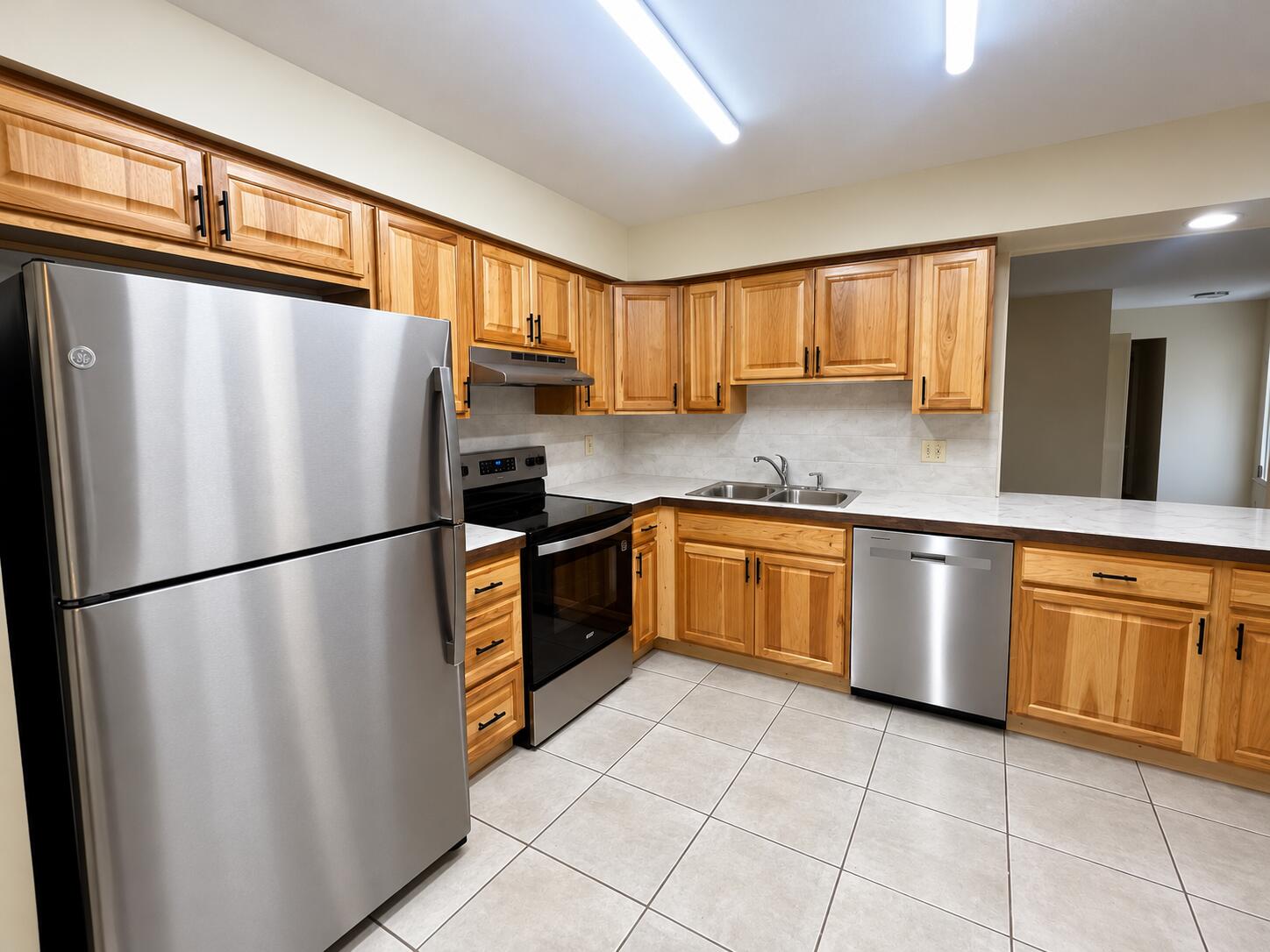 Bright Oak-Accented Modern Kitchen Bright Oak-Accented Modern Kitchen