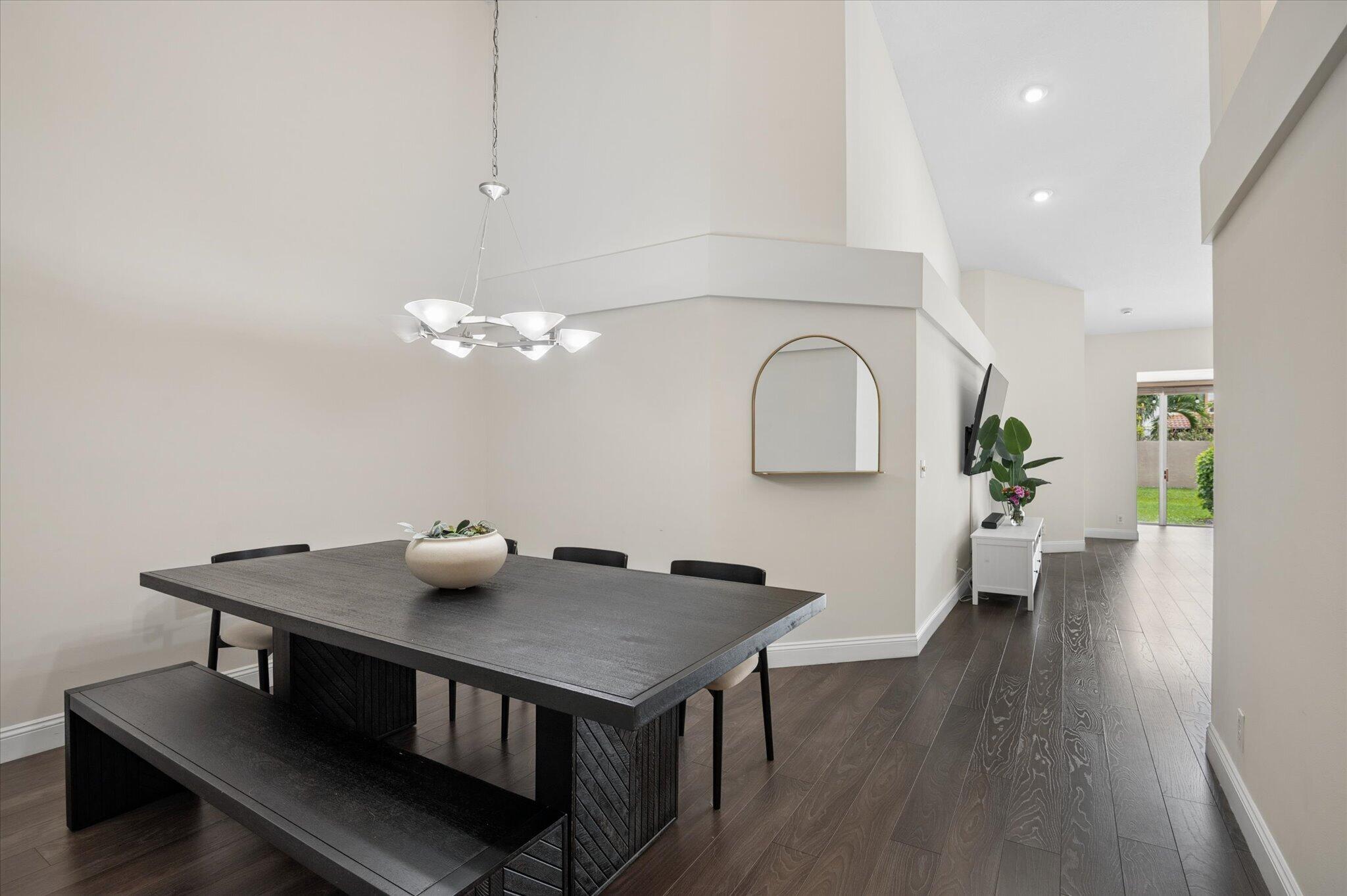 Dining room Deater-9147 Vineland Ct Apt