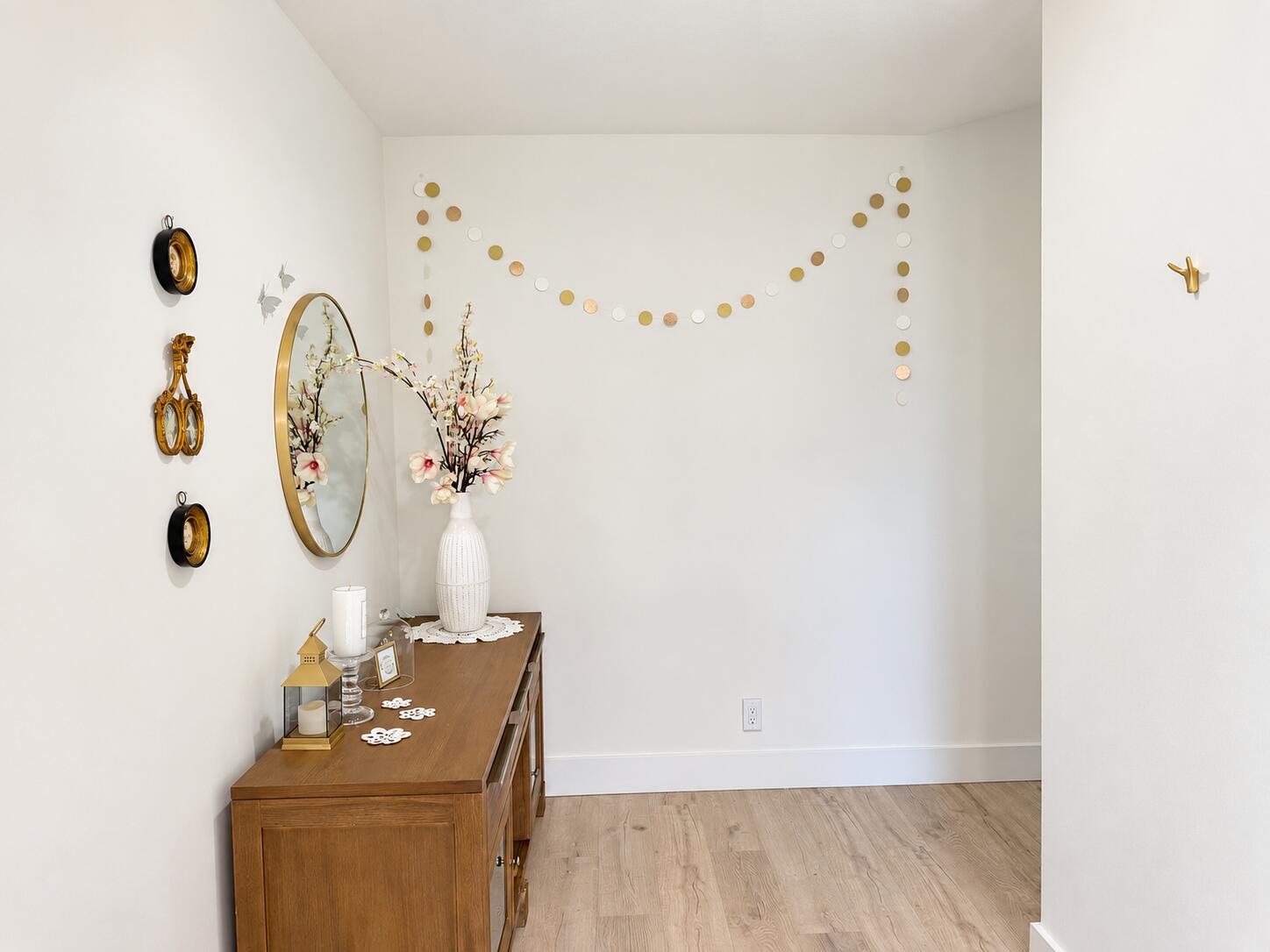 Modern Farmhouse Foyer with Floral Conso Modern Farmhouse Foyer with Floral Conso