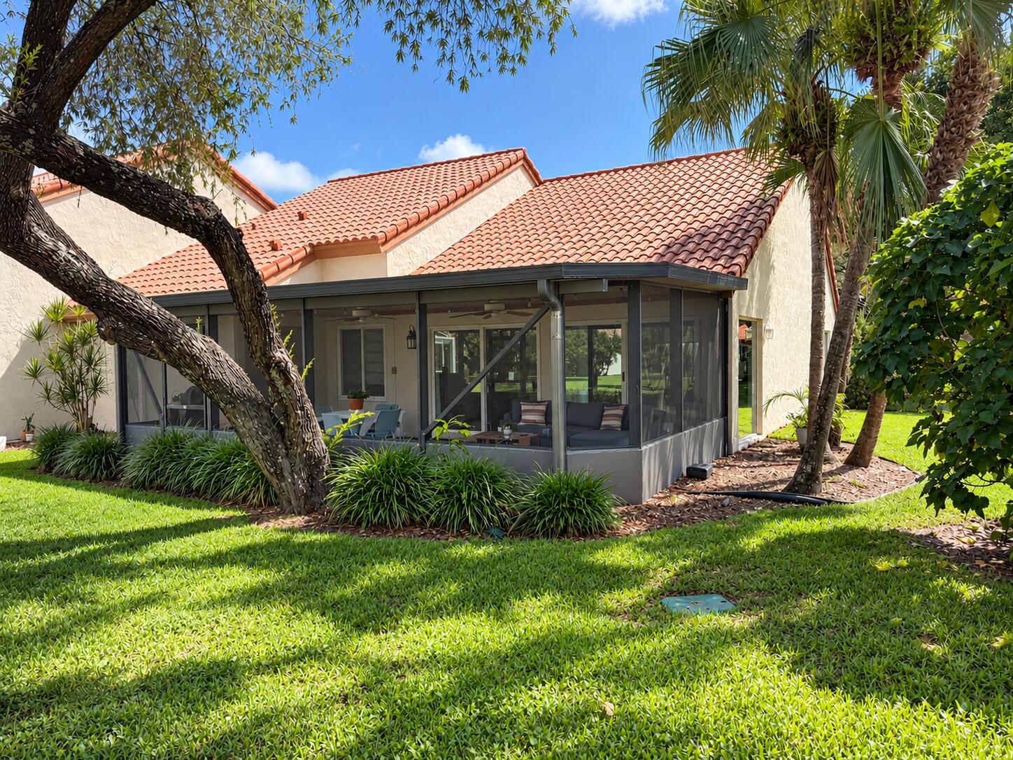 Sunny Tropical Screened Patio Retreat