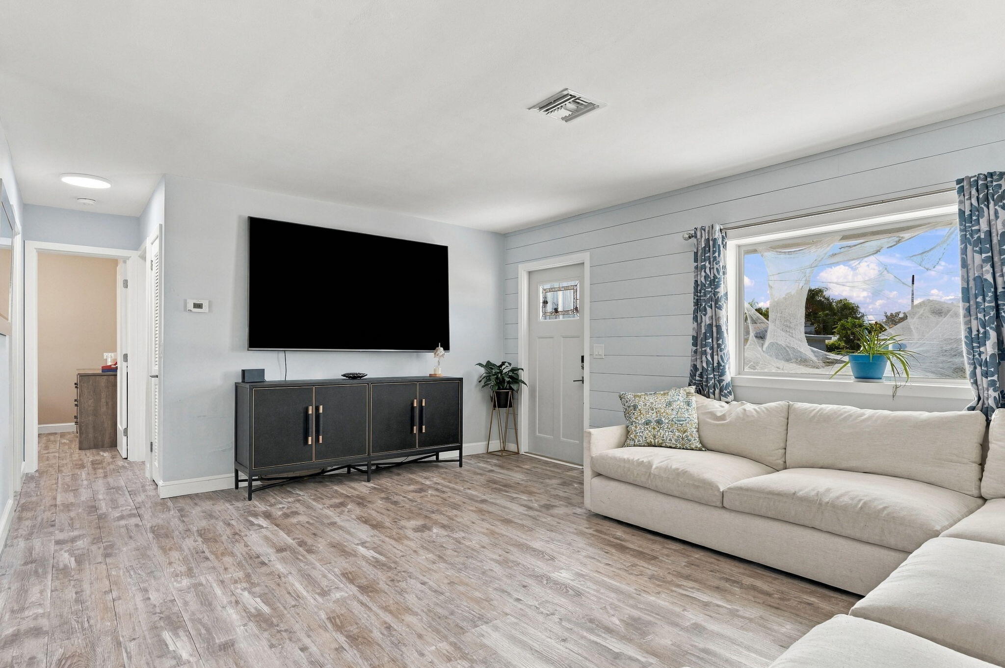 Entryway/Living Room