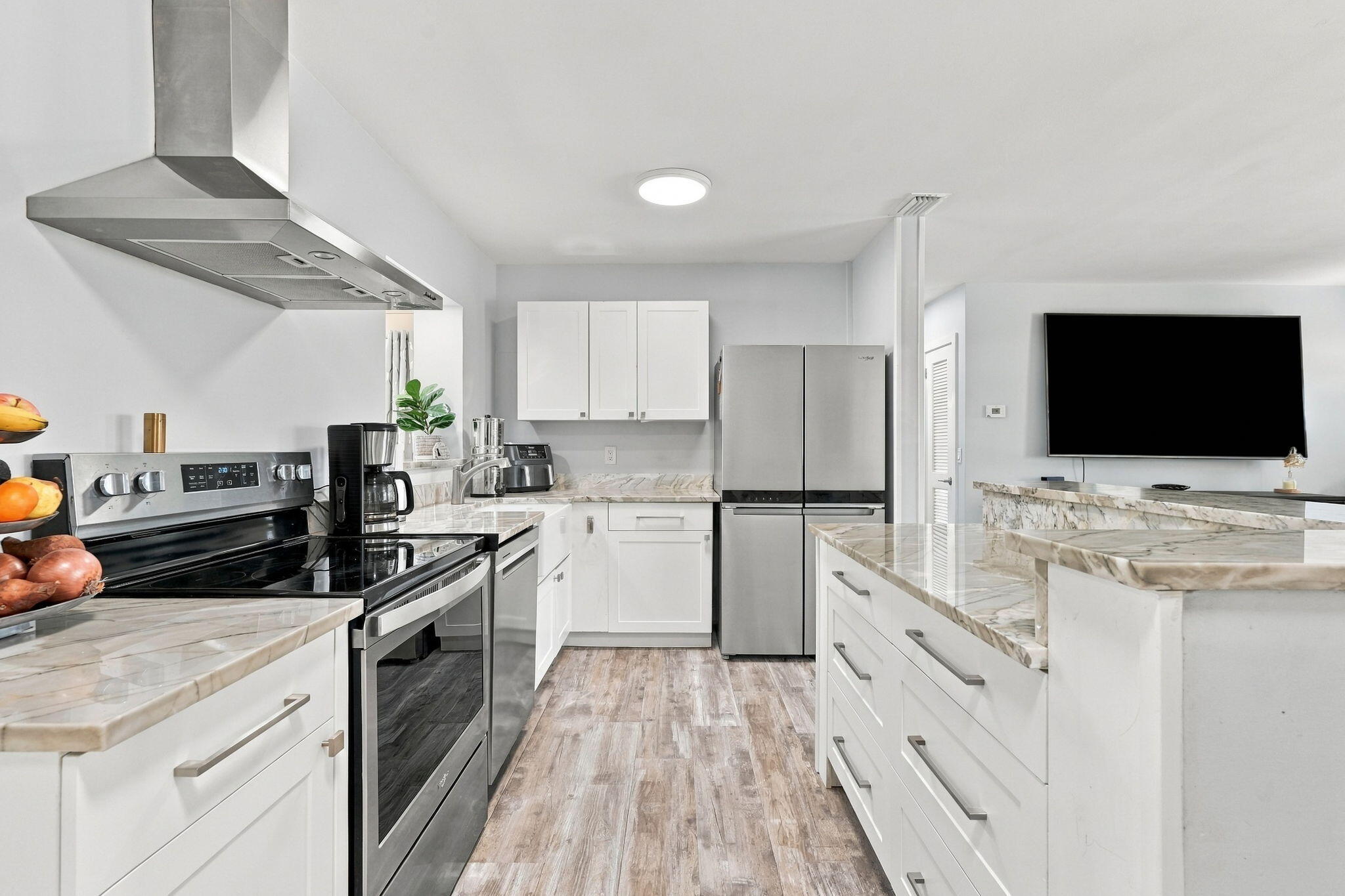 Quartz Contertops, SS appliances