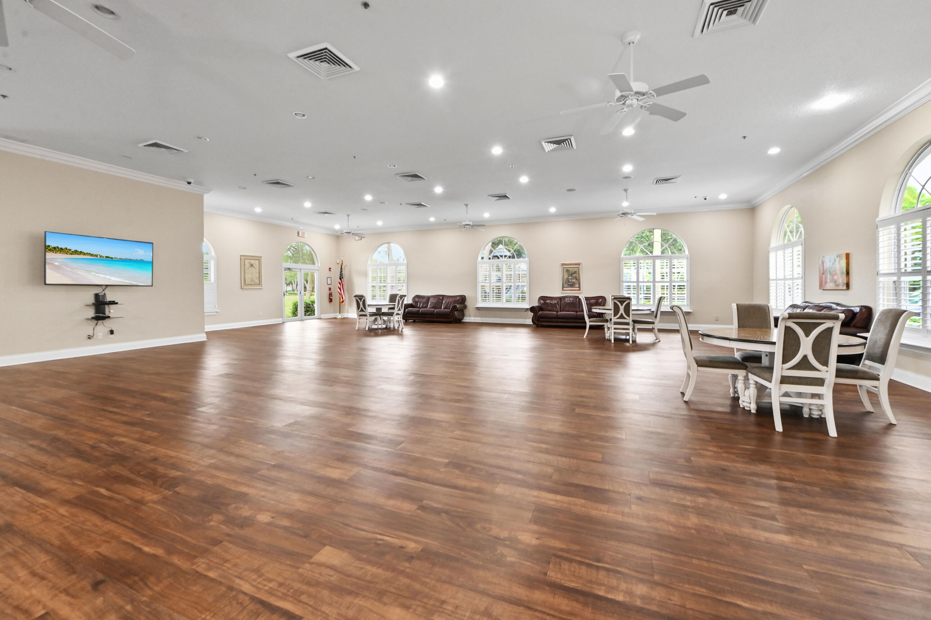 41 Clubhouse 06