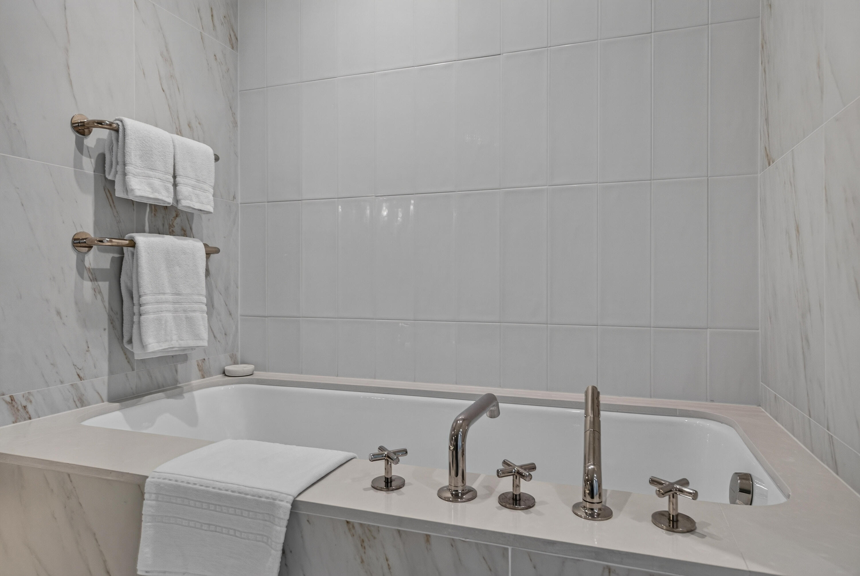 2nd King Guestsuite Bathroom