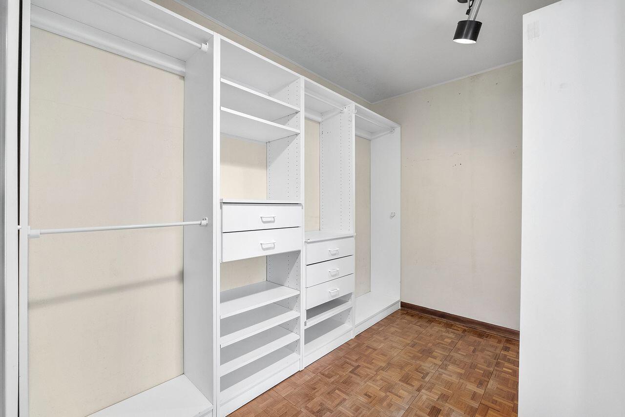 Walk-in closet