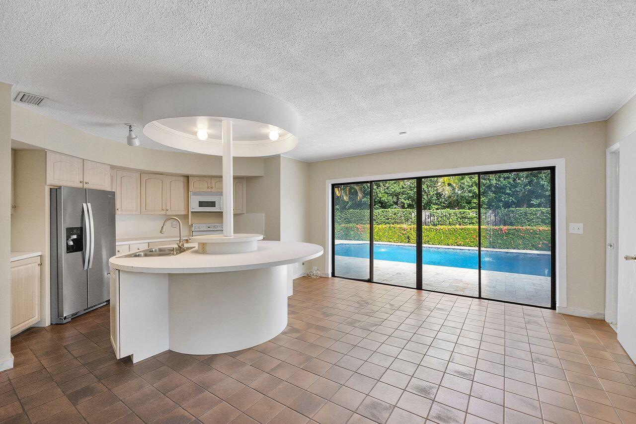 Kitchen & Dining