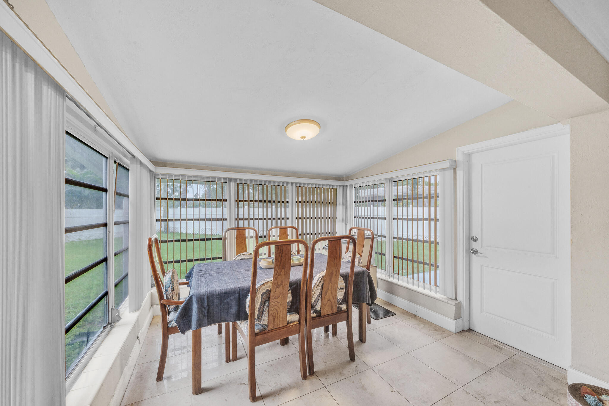 5 Dining Area (2)