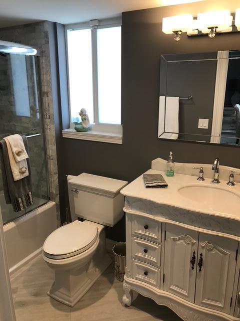 Beautifully updated ensuite main bath with tub/shower combination