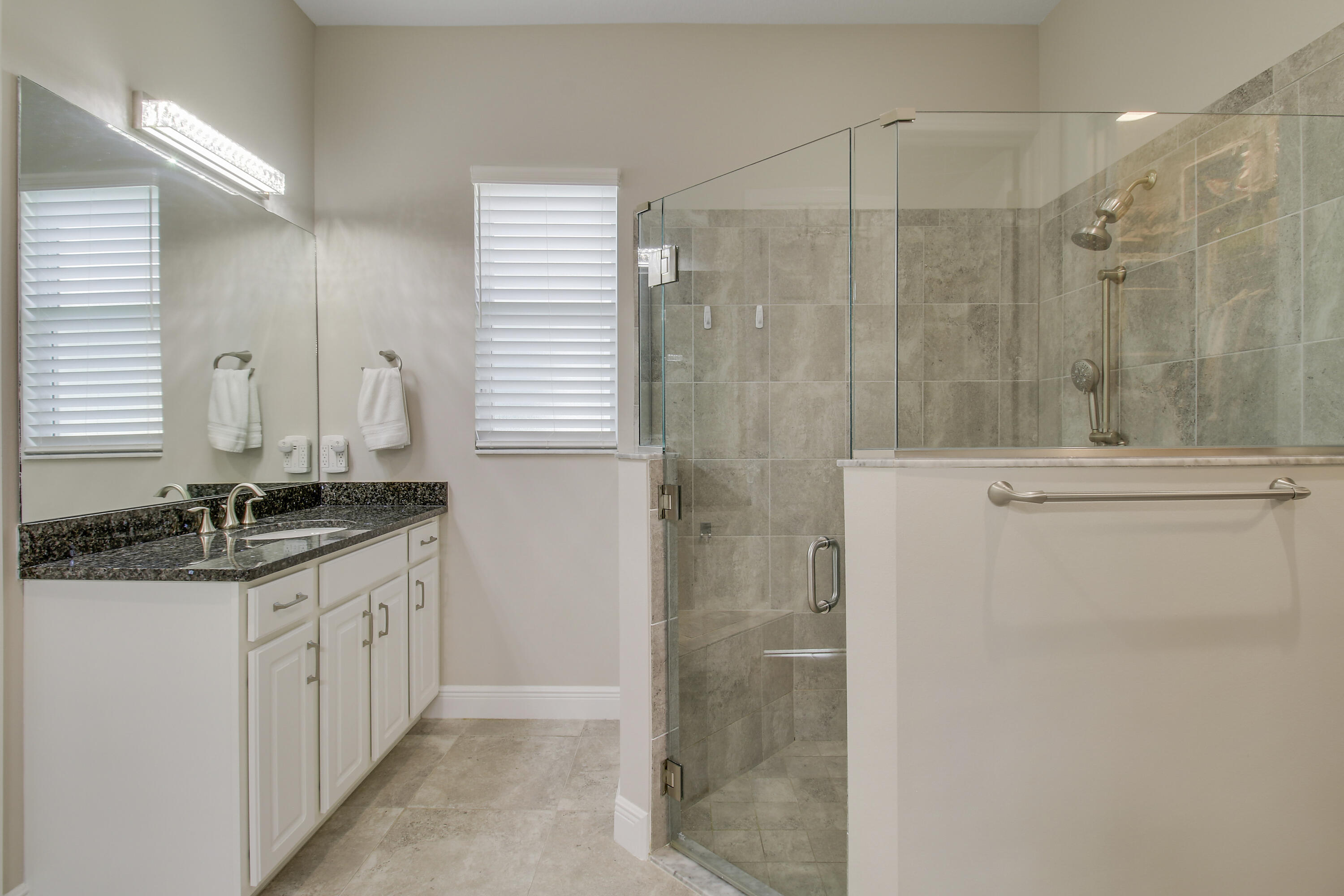 Ensuite w/ Tiled Shower