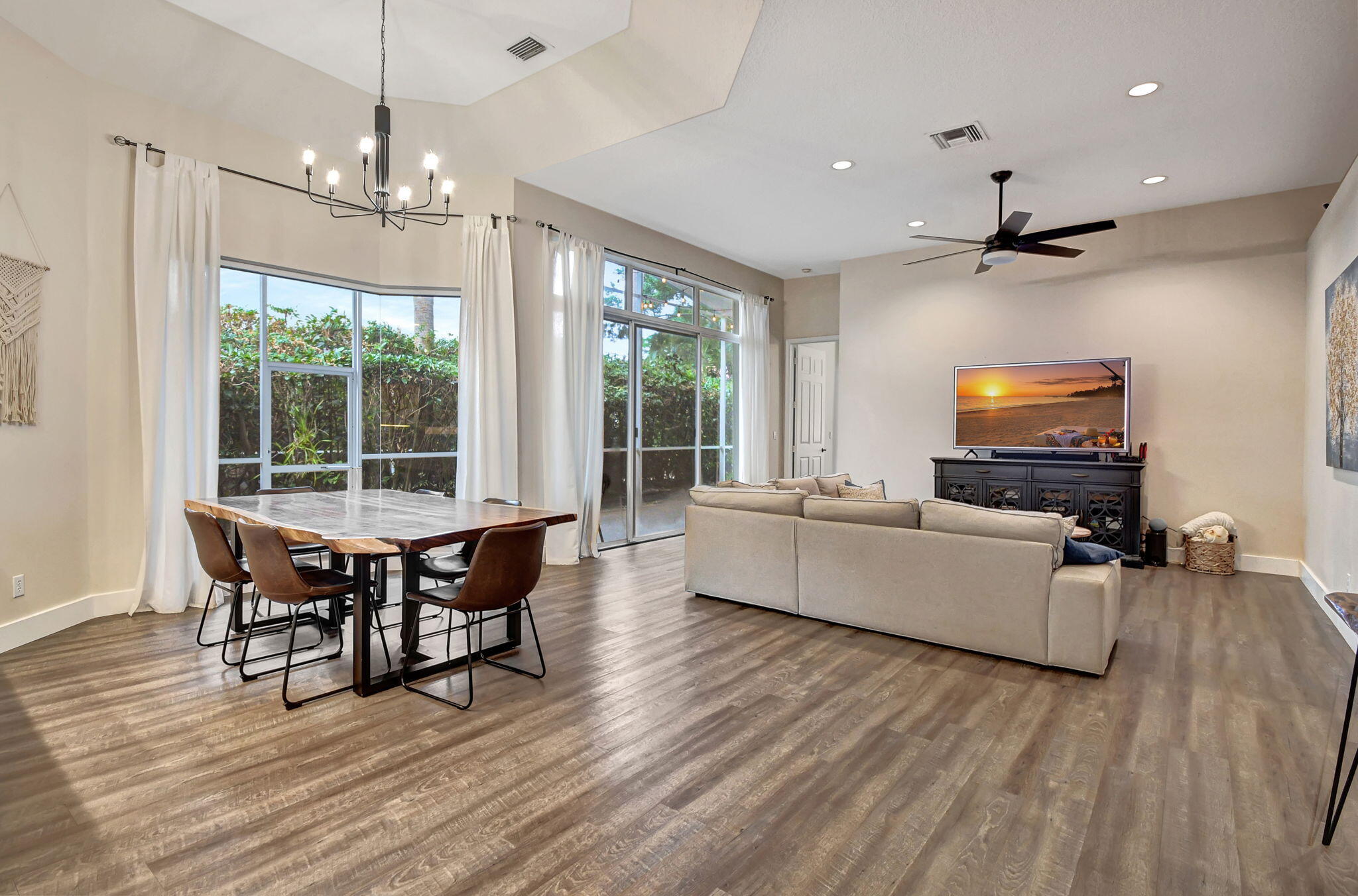 Dining/Living Dining/Living