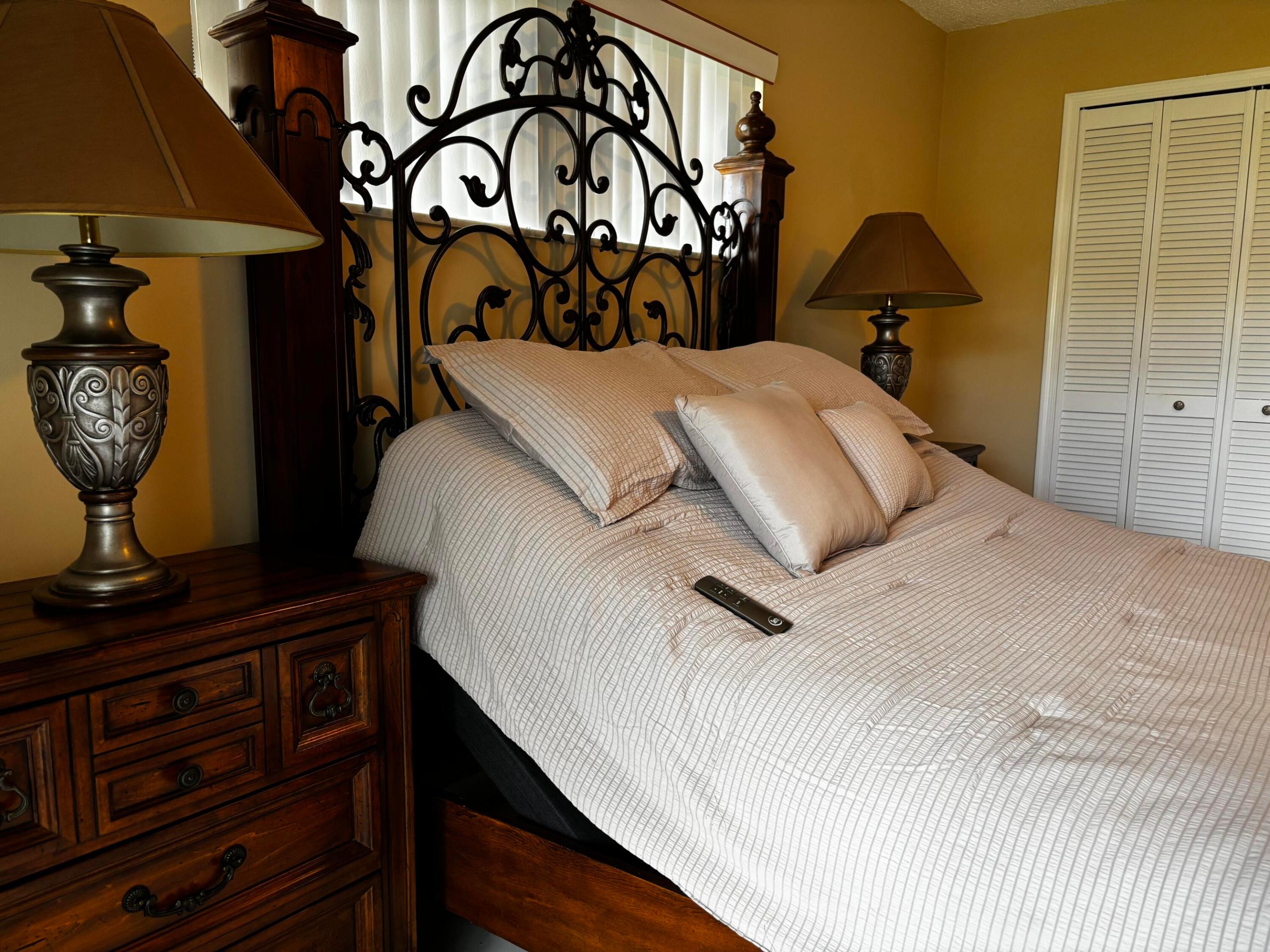 Serta Adjustable bed