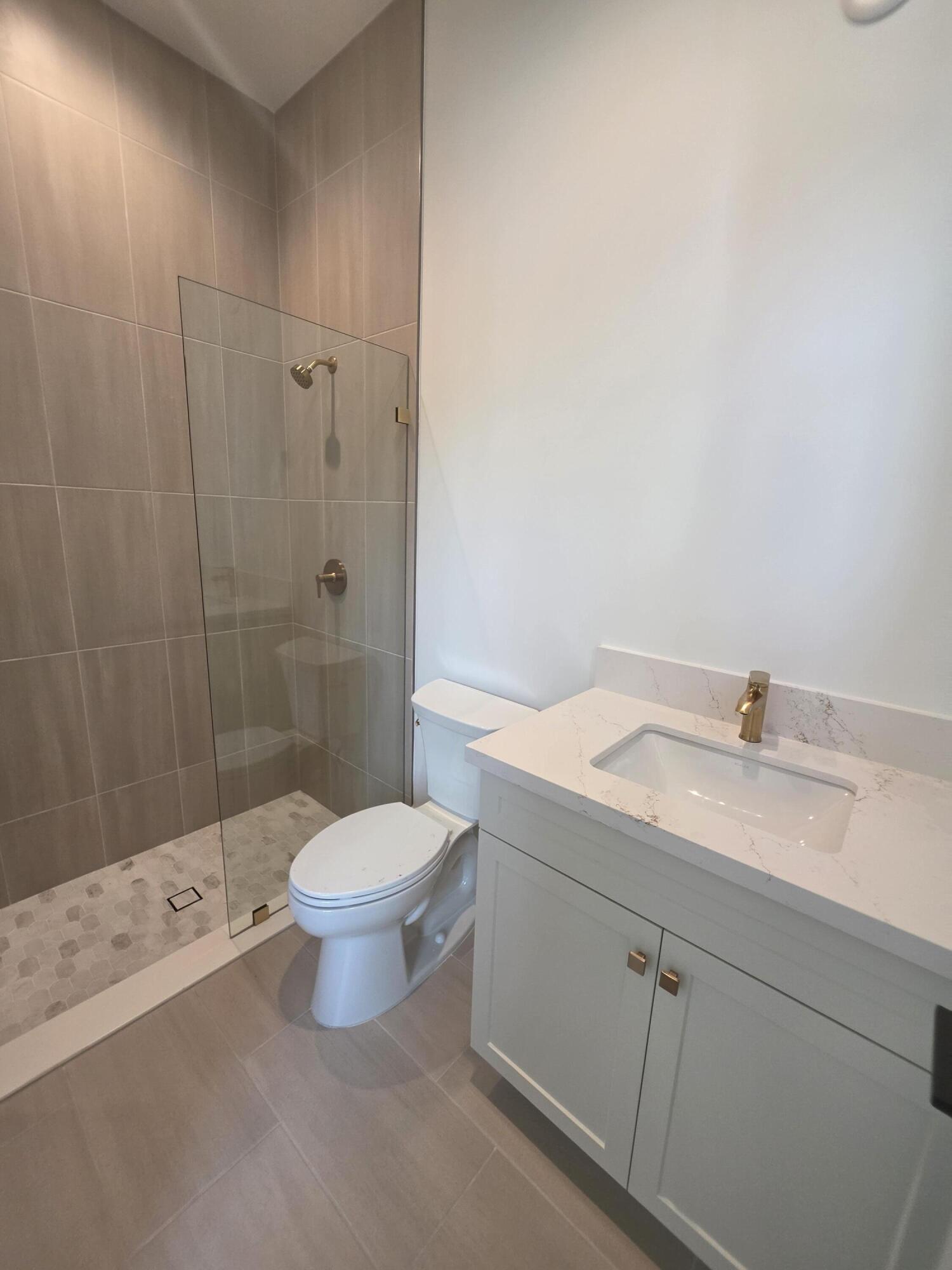 Bathroom w/ Walk-in Shower