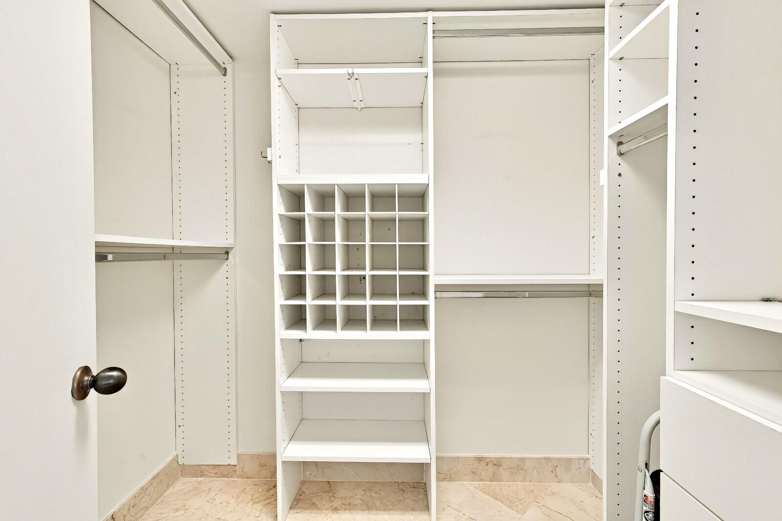 GUEST SUITE WALK-IN