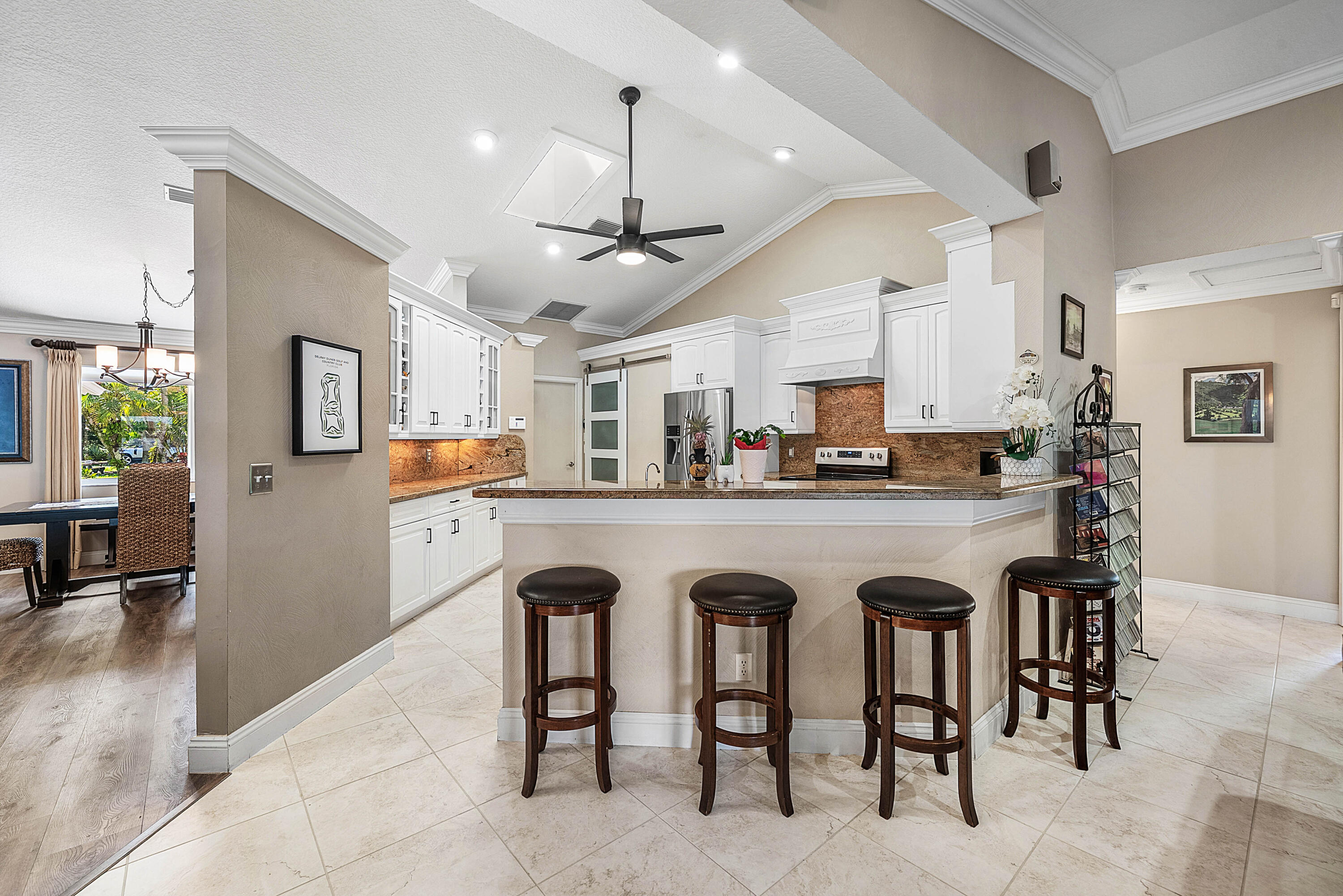 Kitchen Breakfast Bar