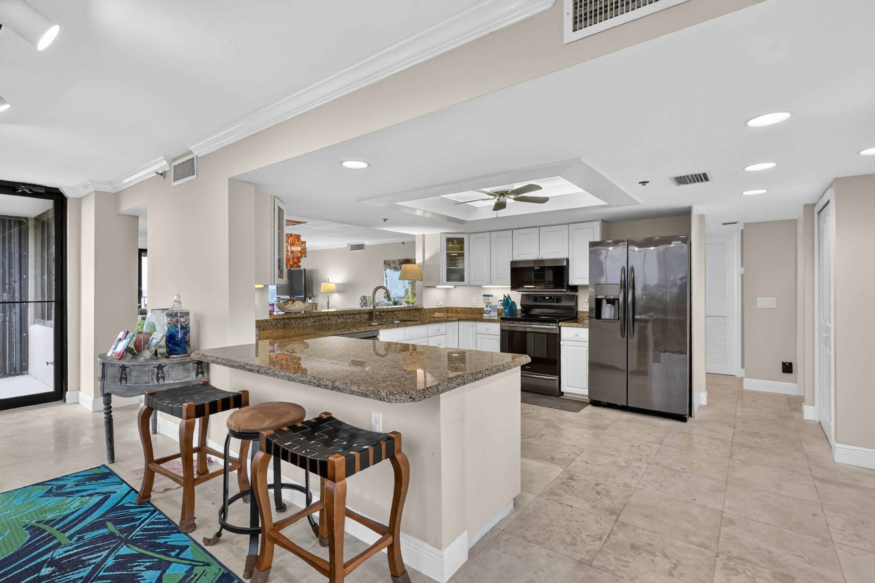 SPACIOUS KITCHEN, GOURMET COOKS DELIGHT