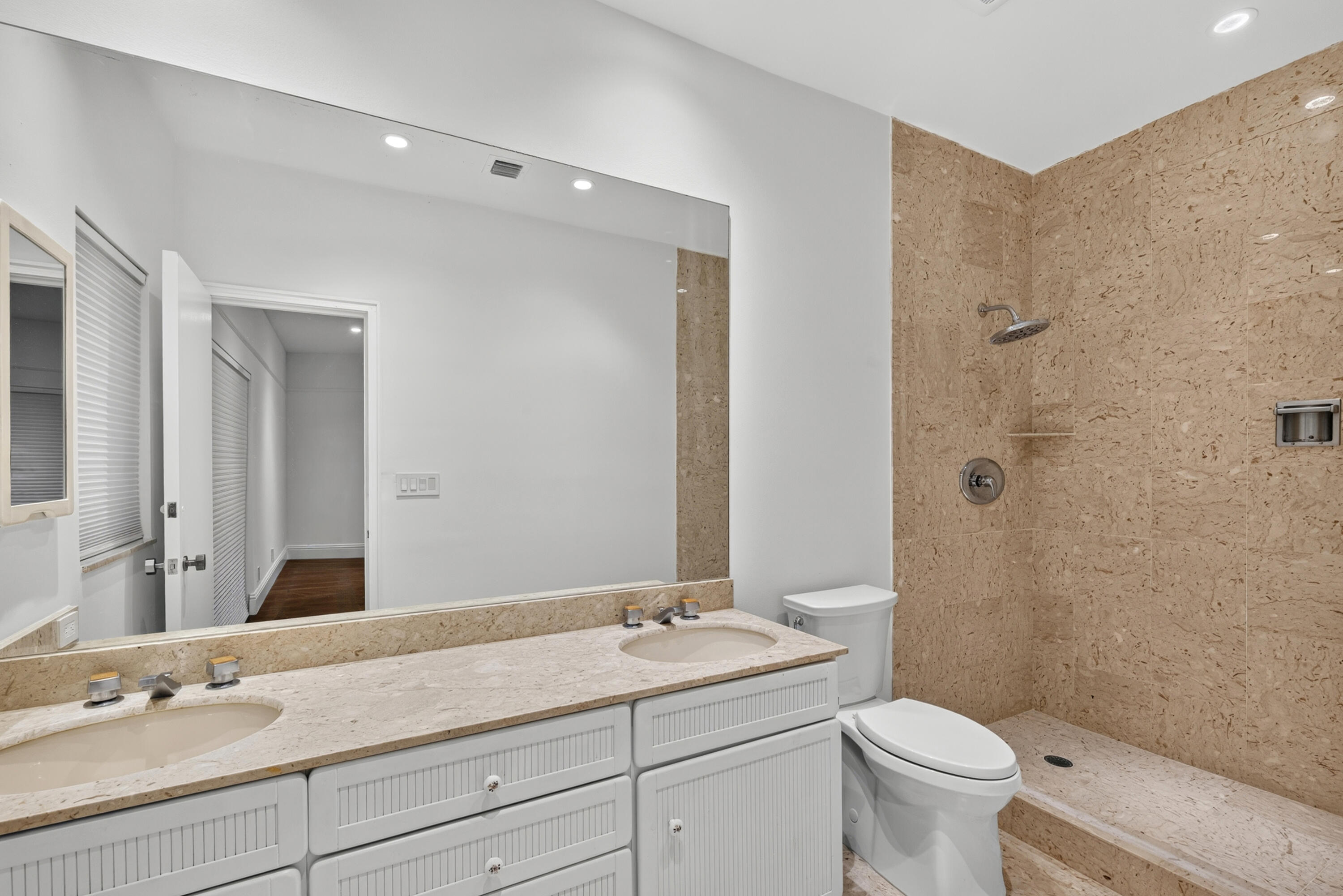 Ensuite Bathroom 2