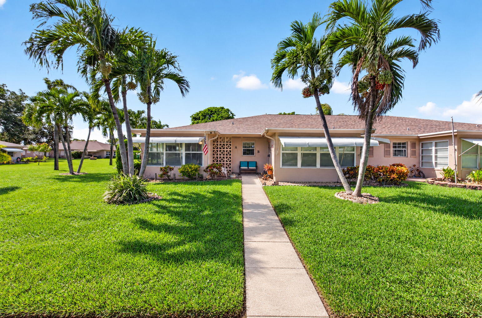 END UNIT VILLA W/LOADS OF NATURAL LIGHT END UNIT VILLA W/LOADS OF NATURAL LIGHT