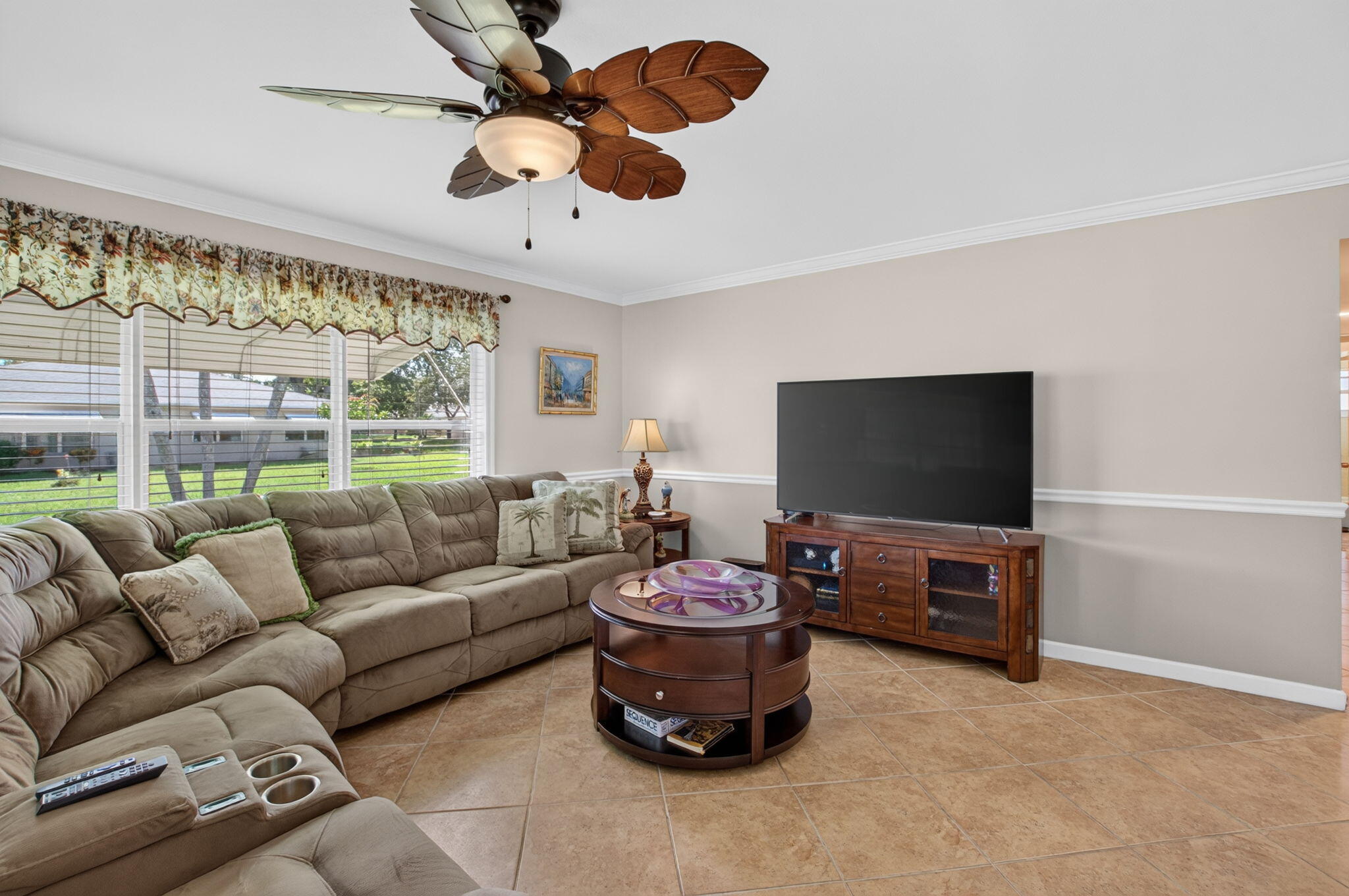 SPACIOUS LIVING ROOM SPACIOUS LIVING ROOM