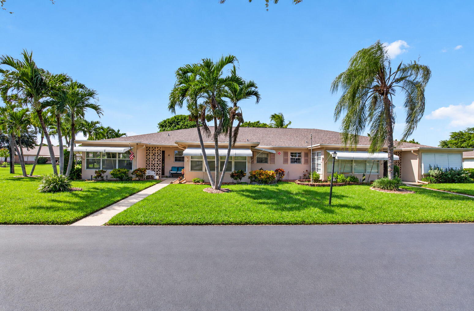 END UNIT VILLA W/LOADS OF NATURAL LIGHT END UNIT VILLA W/LOADS OF NATURAL LIGHT