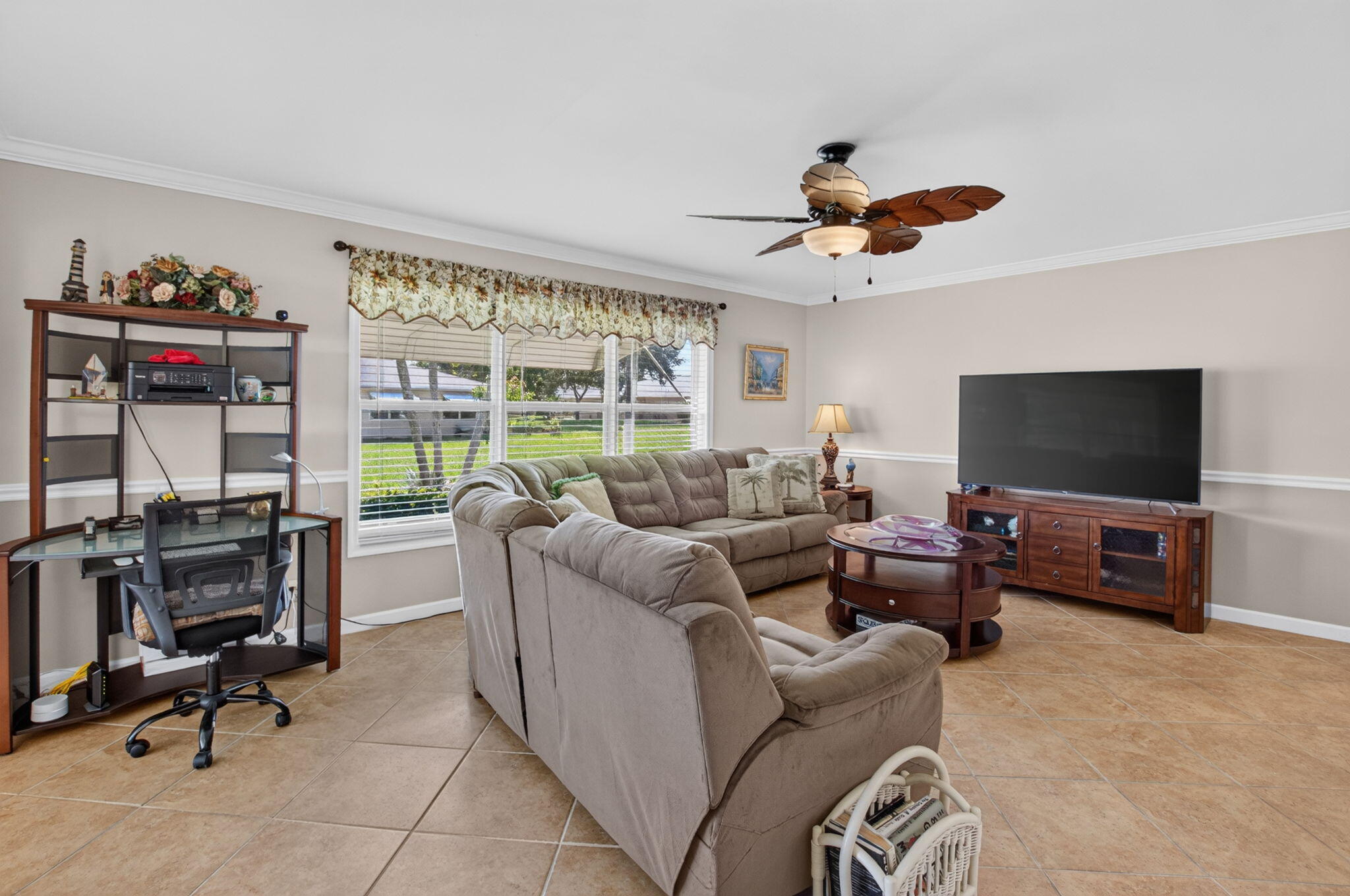 SPACIOUS LIVING ROOM SPACIOUS LIVING ROOM