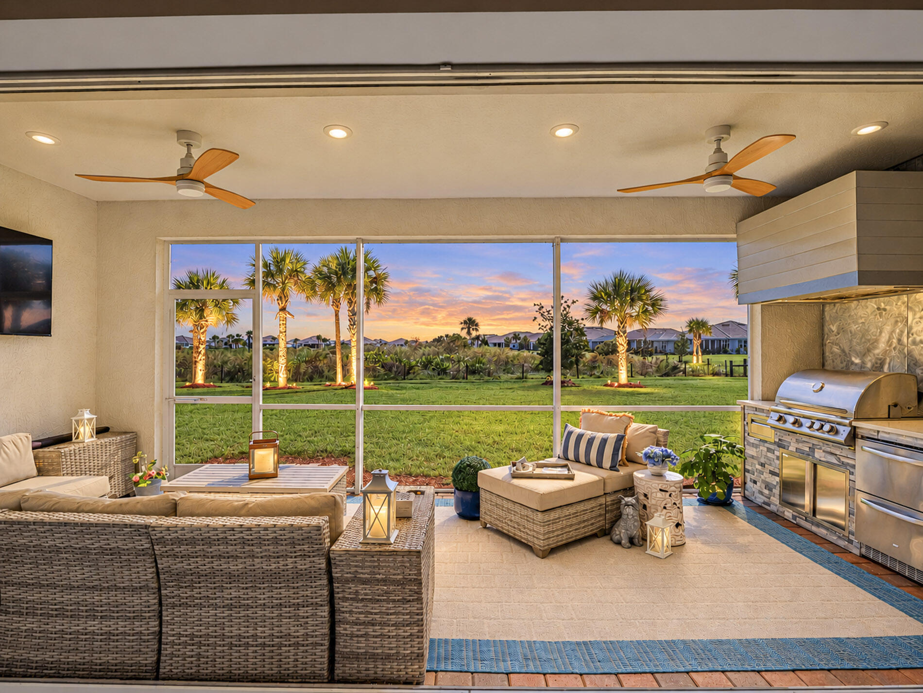 Screened lanai with summer kitchen-Blaze BBQ, fridge & sink