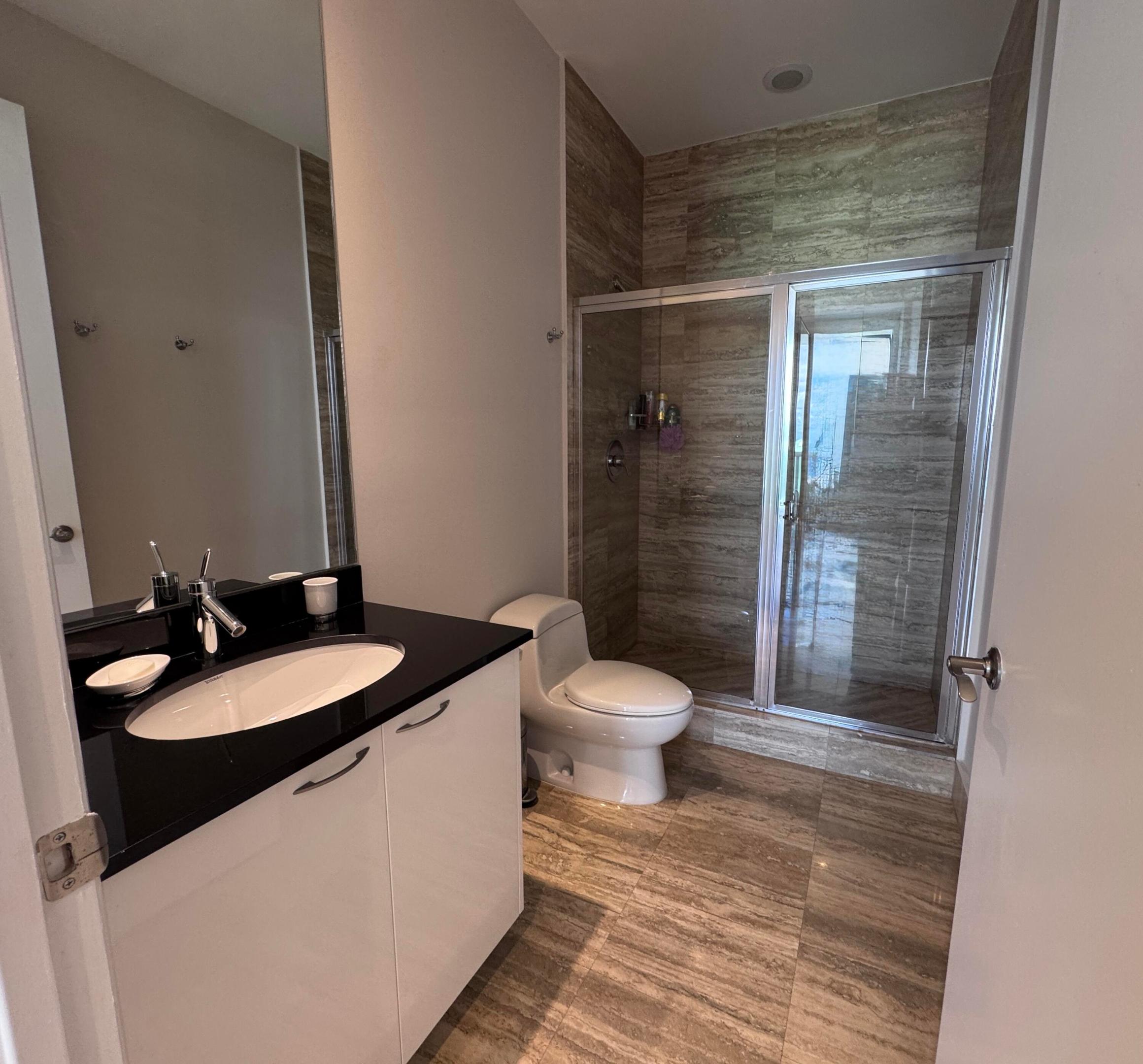 Full bath in suite ...