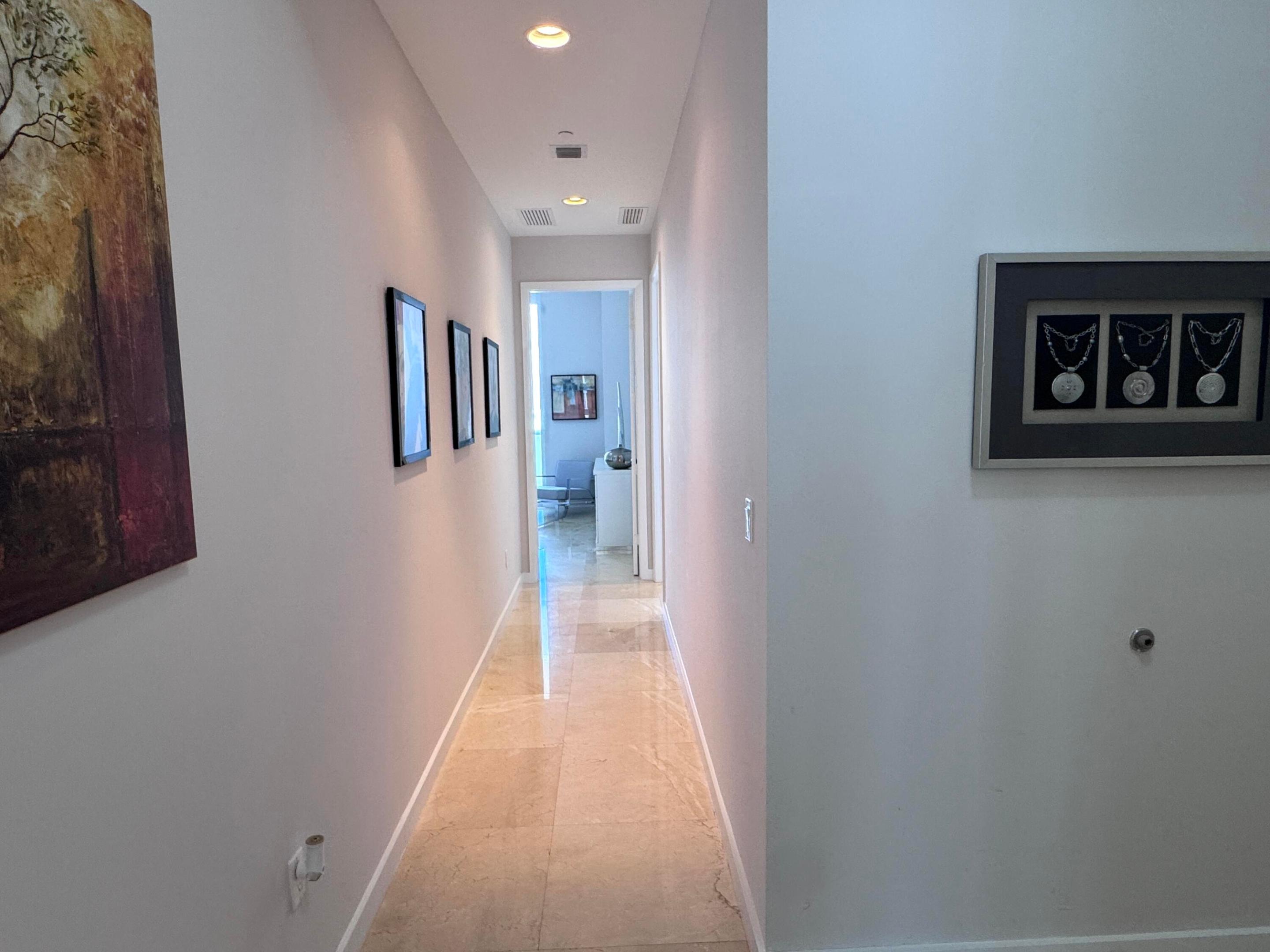Hallway to North-Wing bedrooms ...