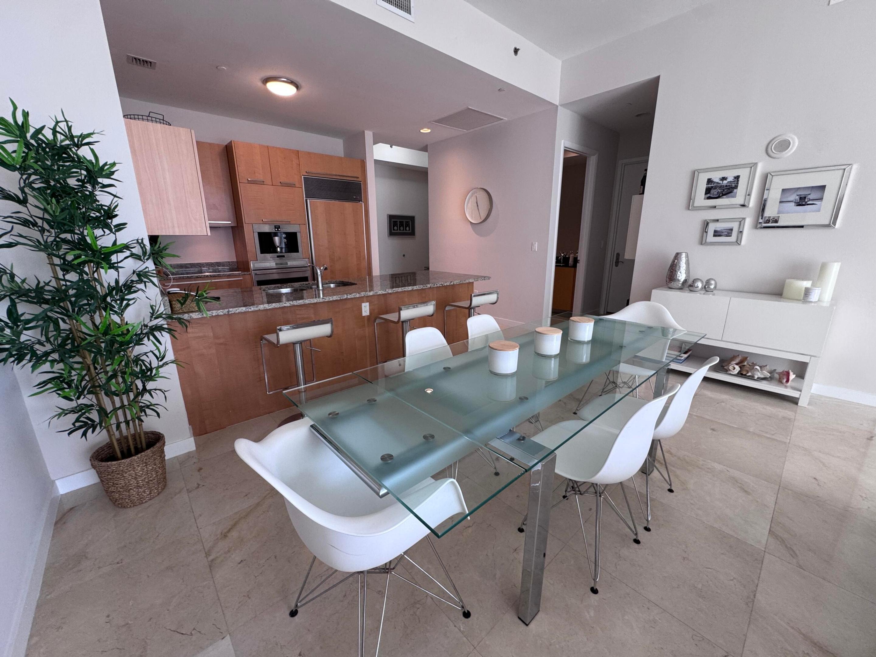 Expandable Table with comfy chairs ...
