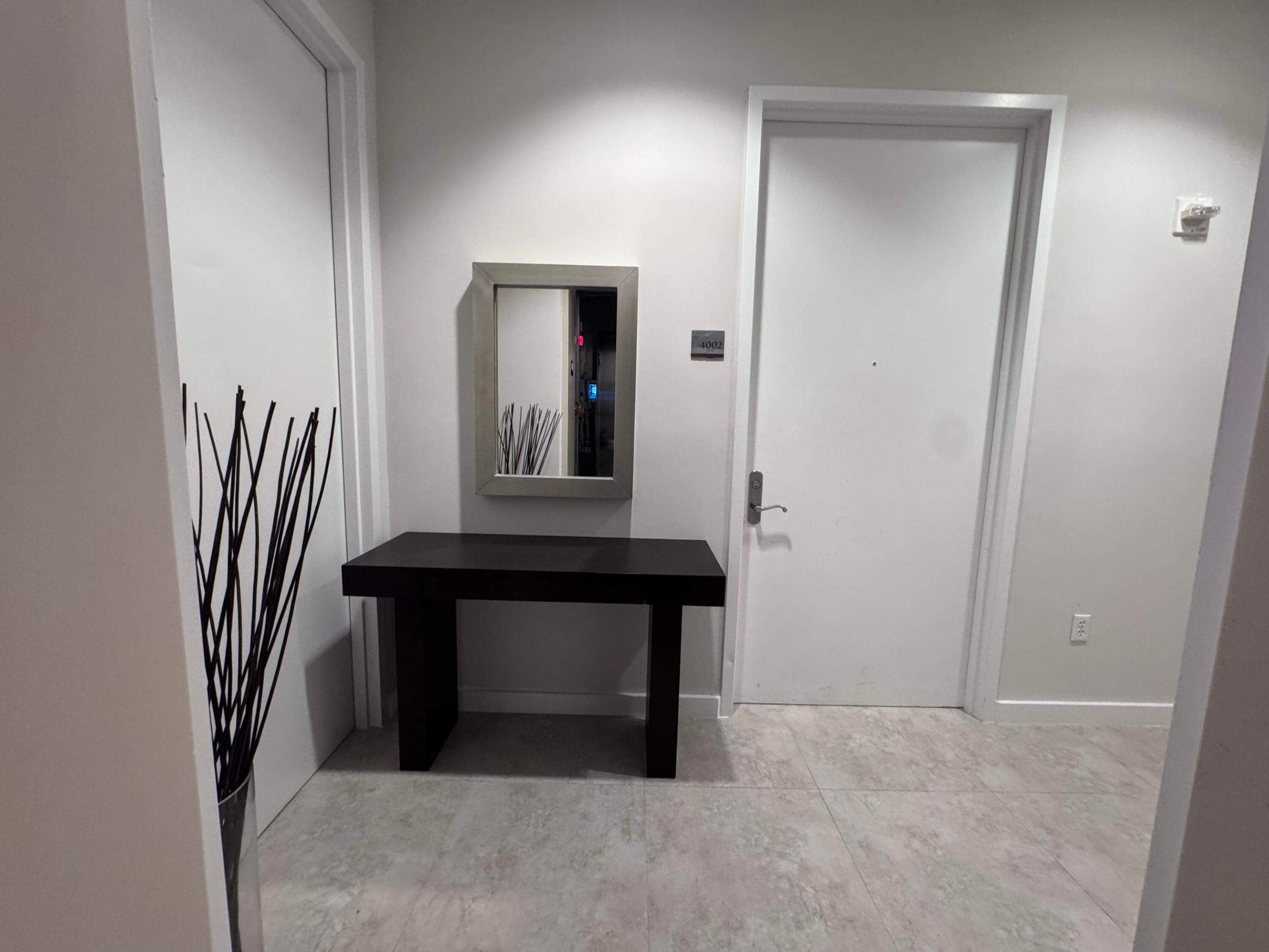 To your private foyer / 4002.