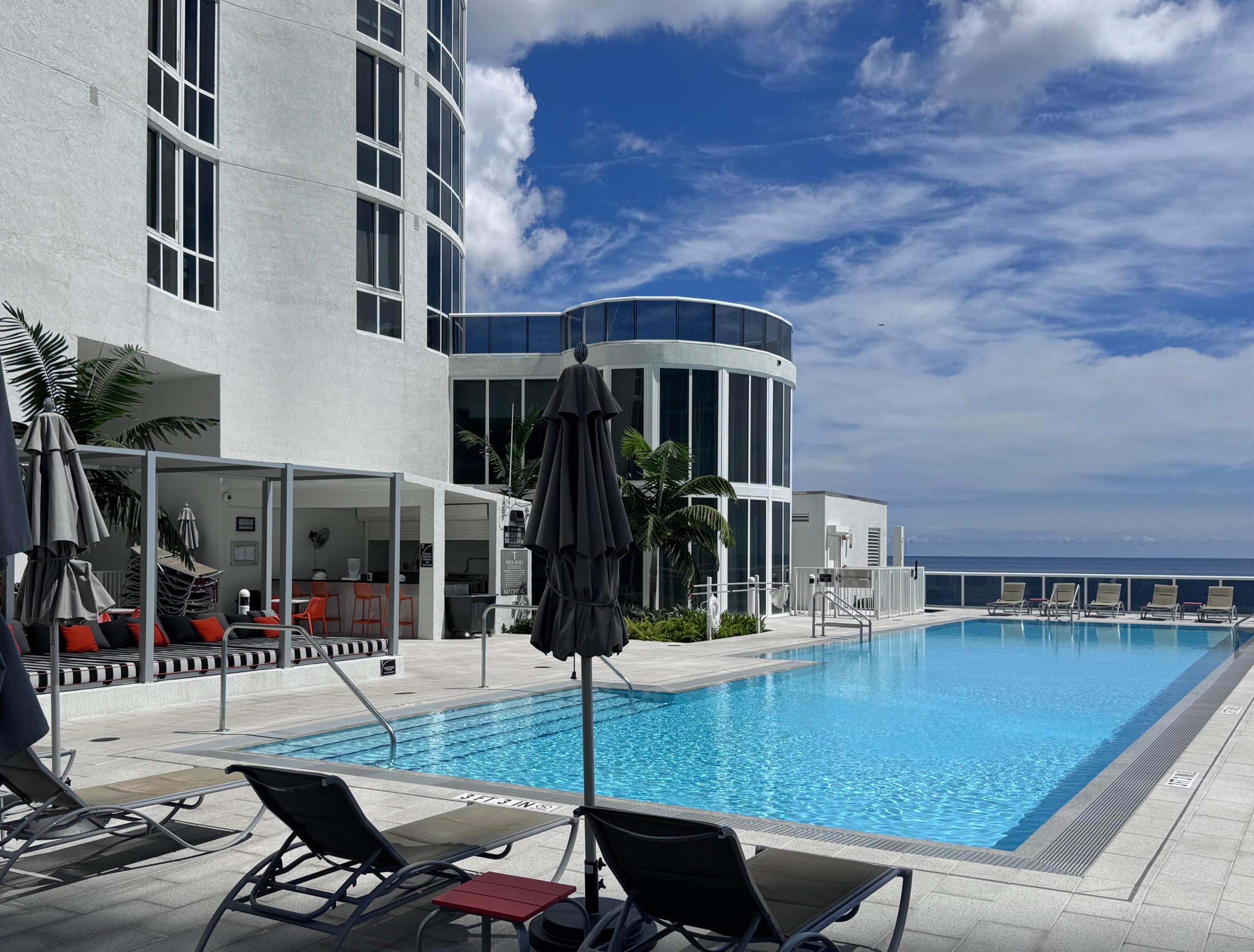 Full service pool deck