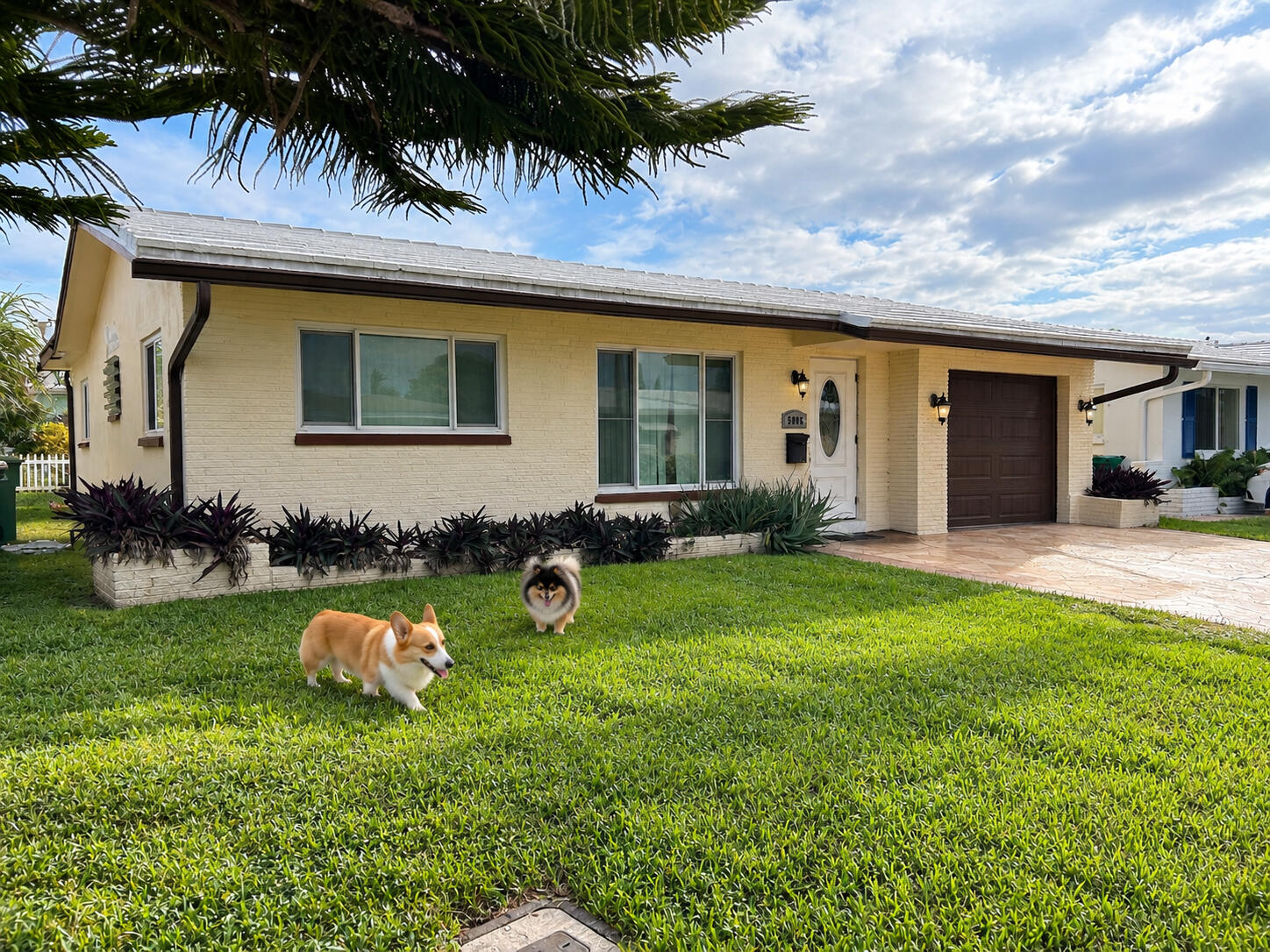 SIDE FRONT HOUSE