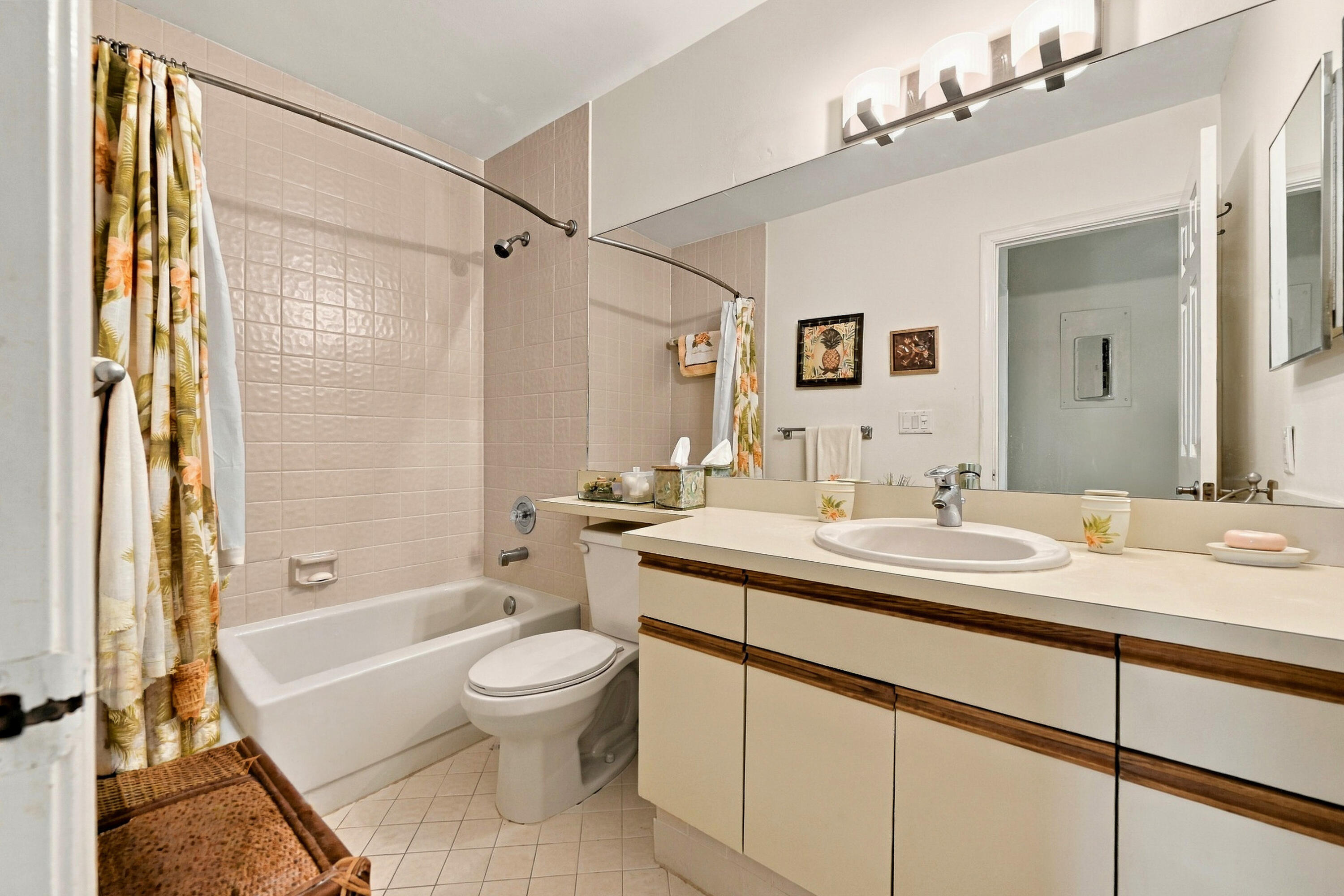 Your spacious guest bathroom with tub