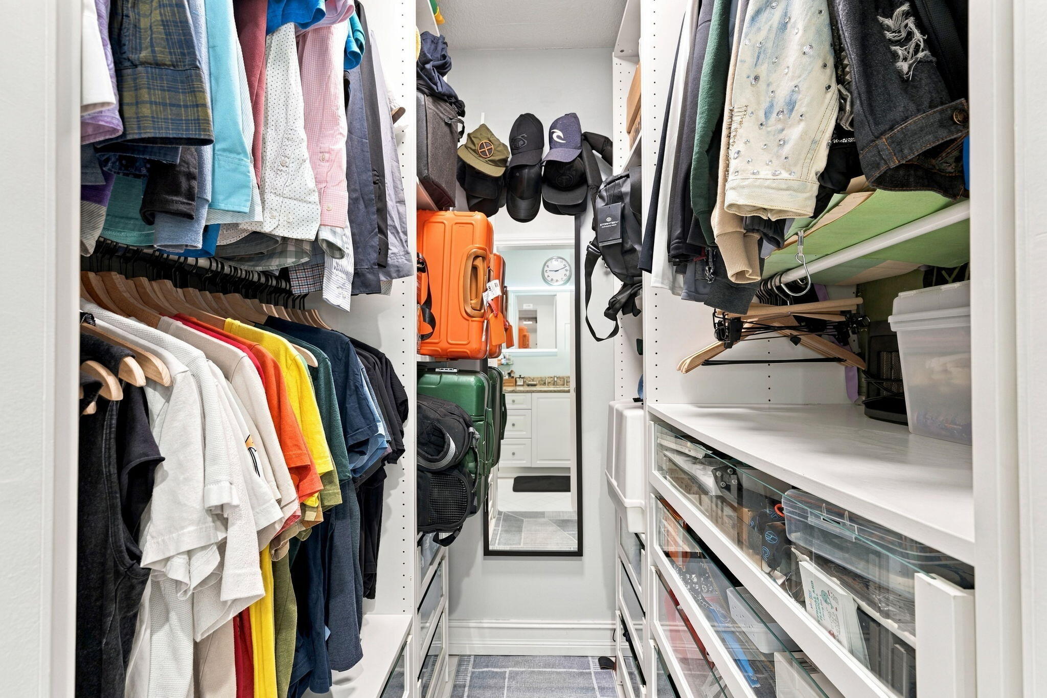 WALK IN CLOSET